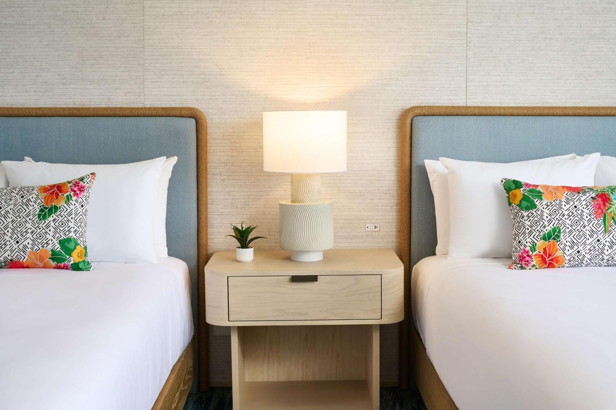 Signature Zimmer mit 2 Queensize-Betten und Meerblick – barrierefrei