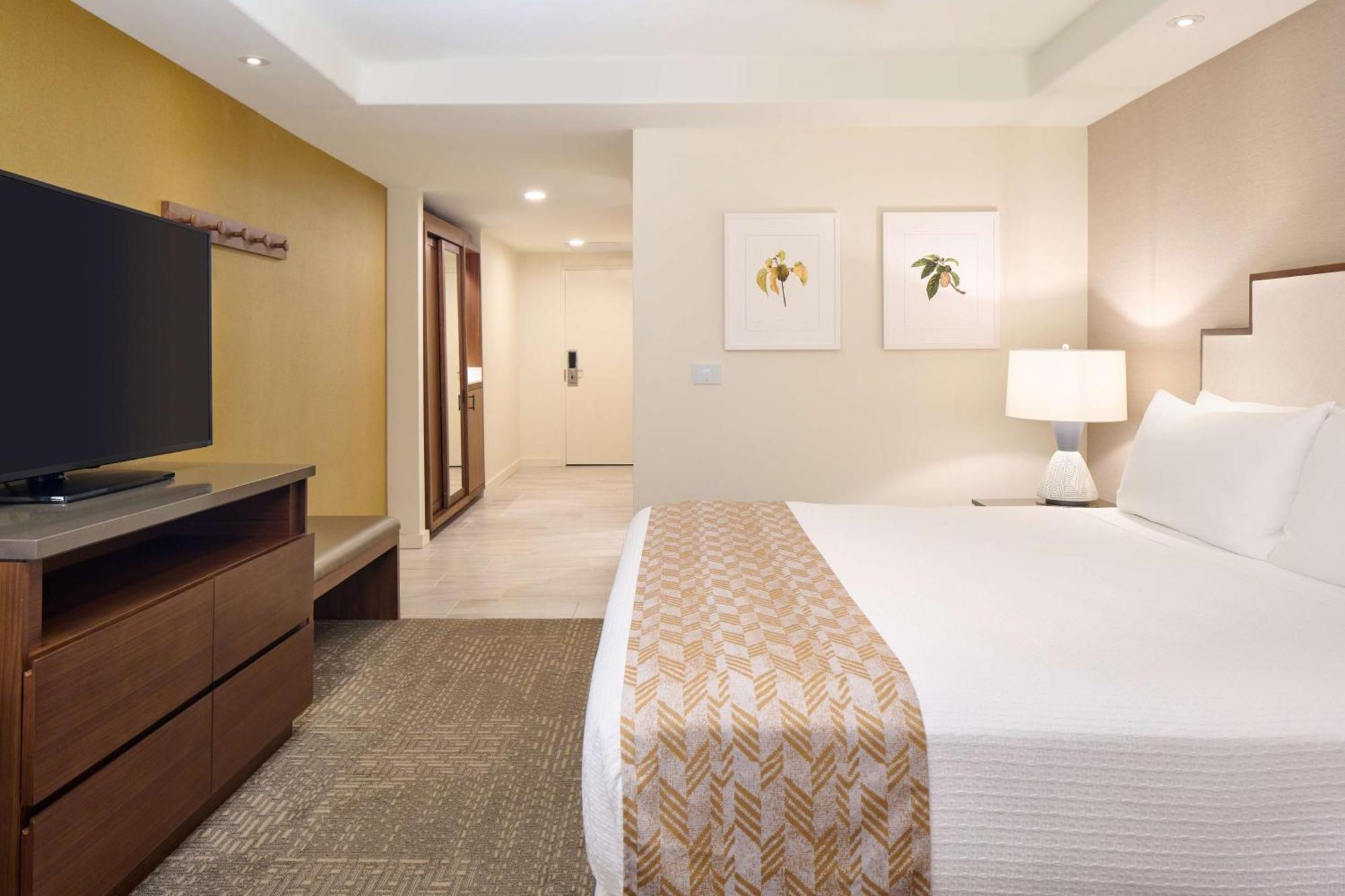 Barrierefreies Premium Zimmer mit 1 Kingsize-Bett und Blick auf den Innenhof