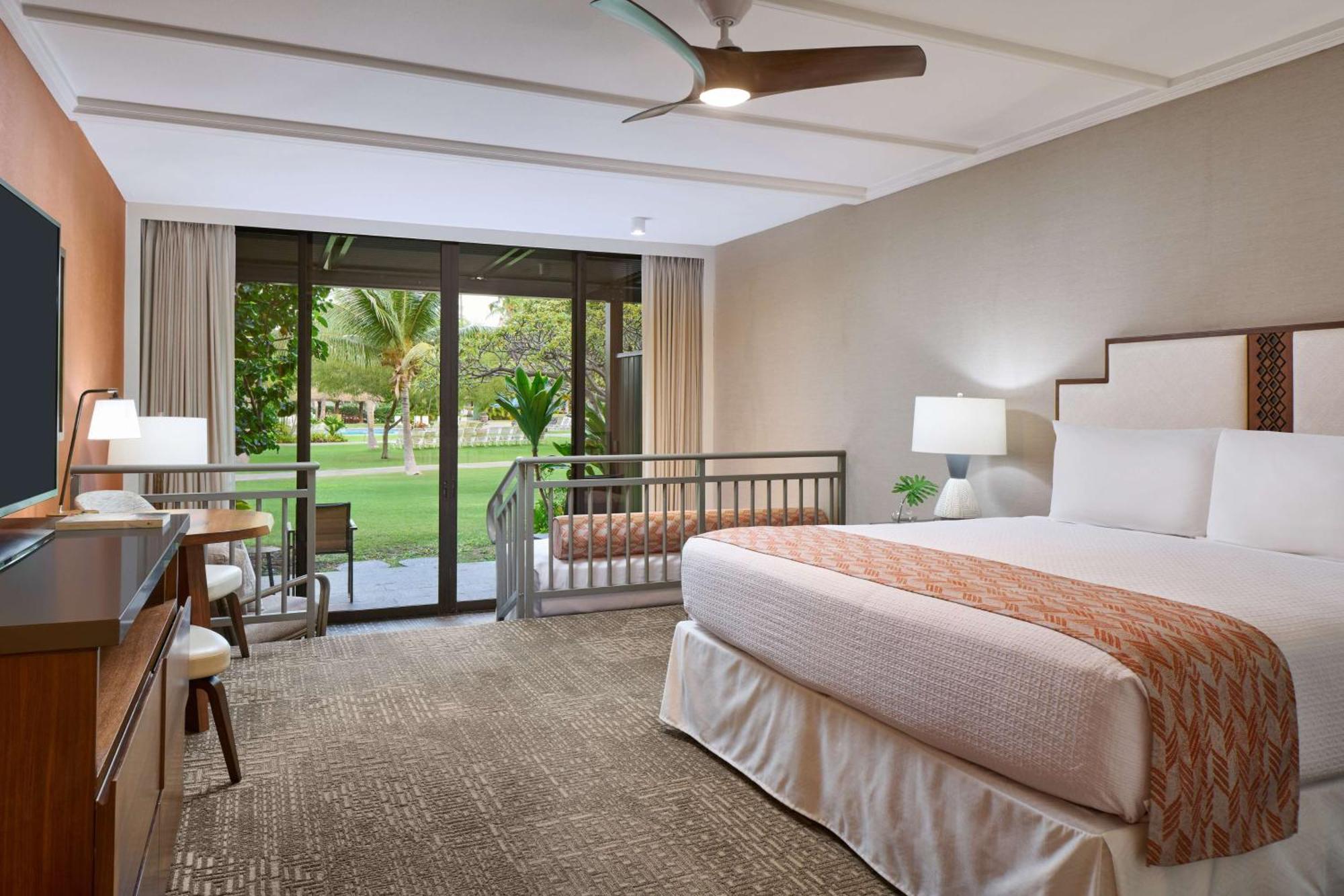 Premium Zimmer mit 1 Kingsize-Bett im Erdgeschoss mit Blick auf den Innenhof