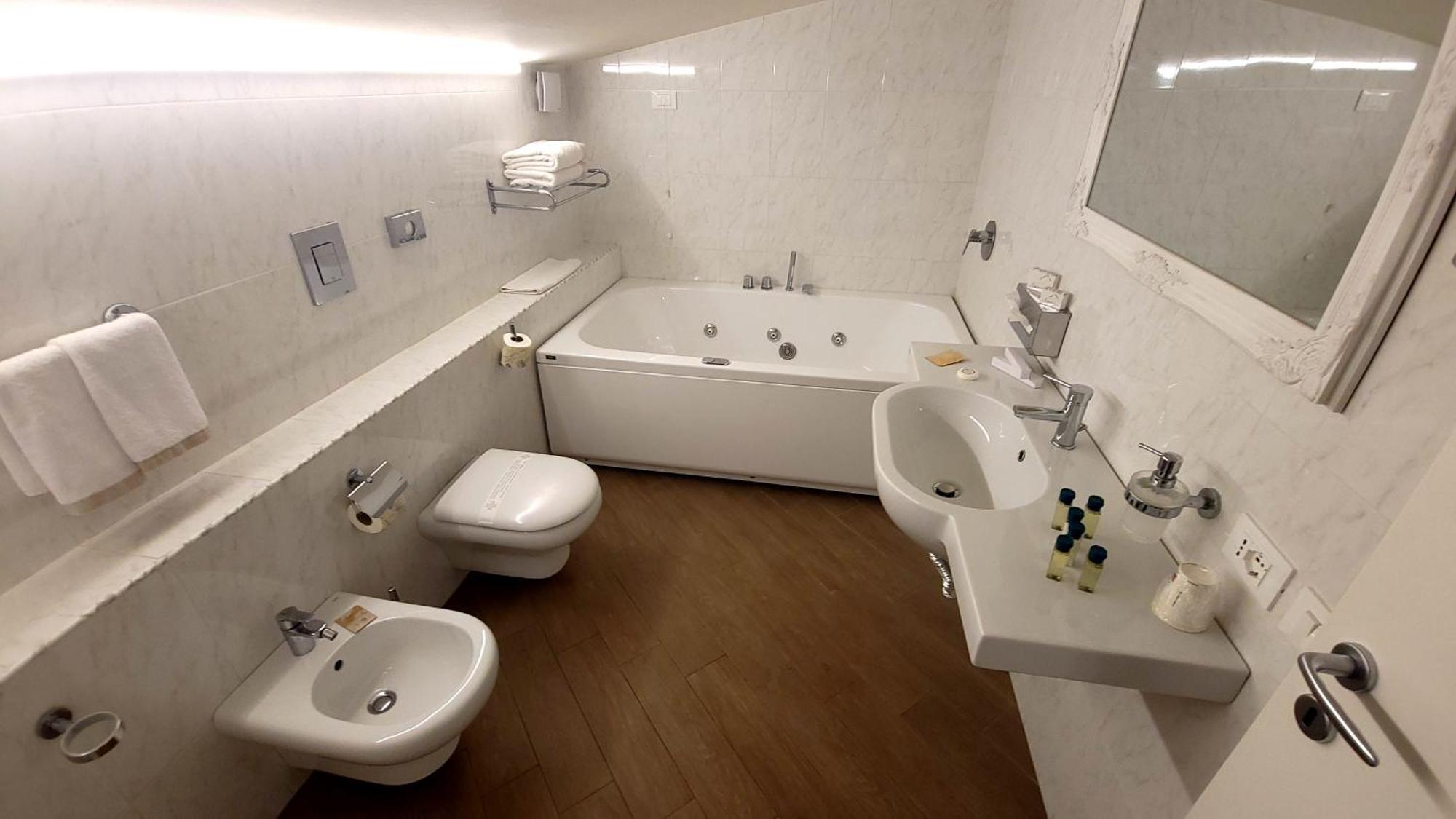 Suite Spa Bath,1769516530:JPEG