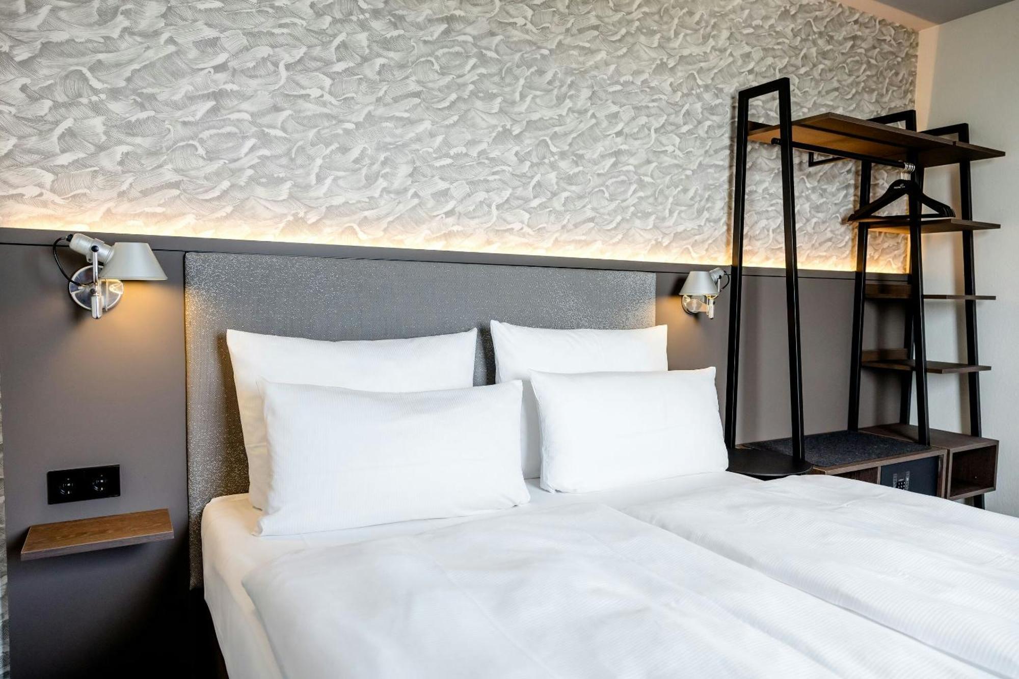 Room Queen Size Bed