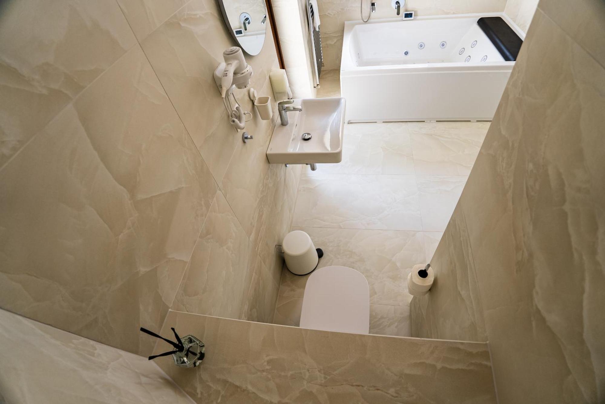 Deluxe Suite with Spa Bath