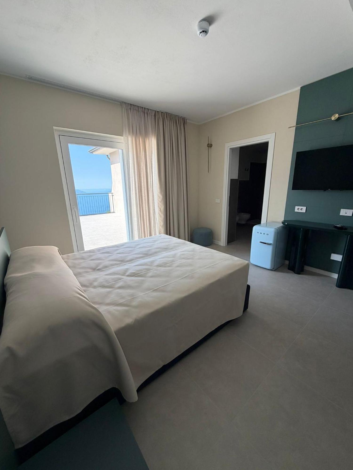 Deluxe Double or Twin Room Lake View Air Conditioning