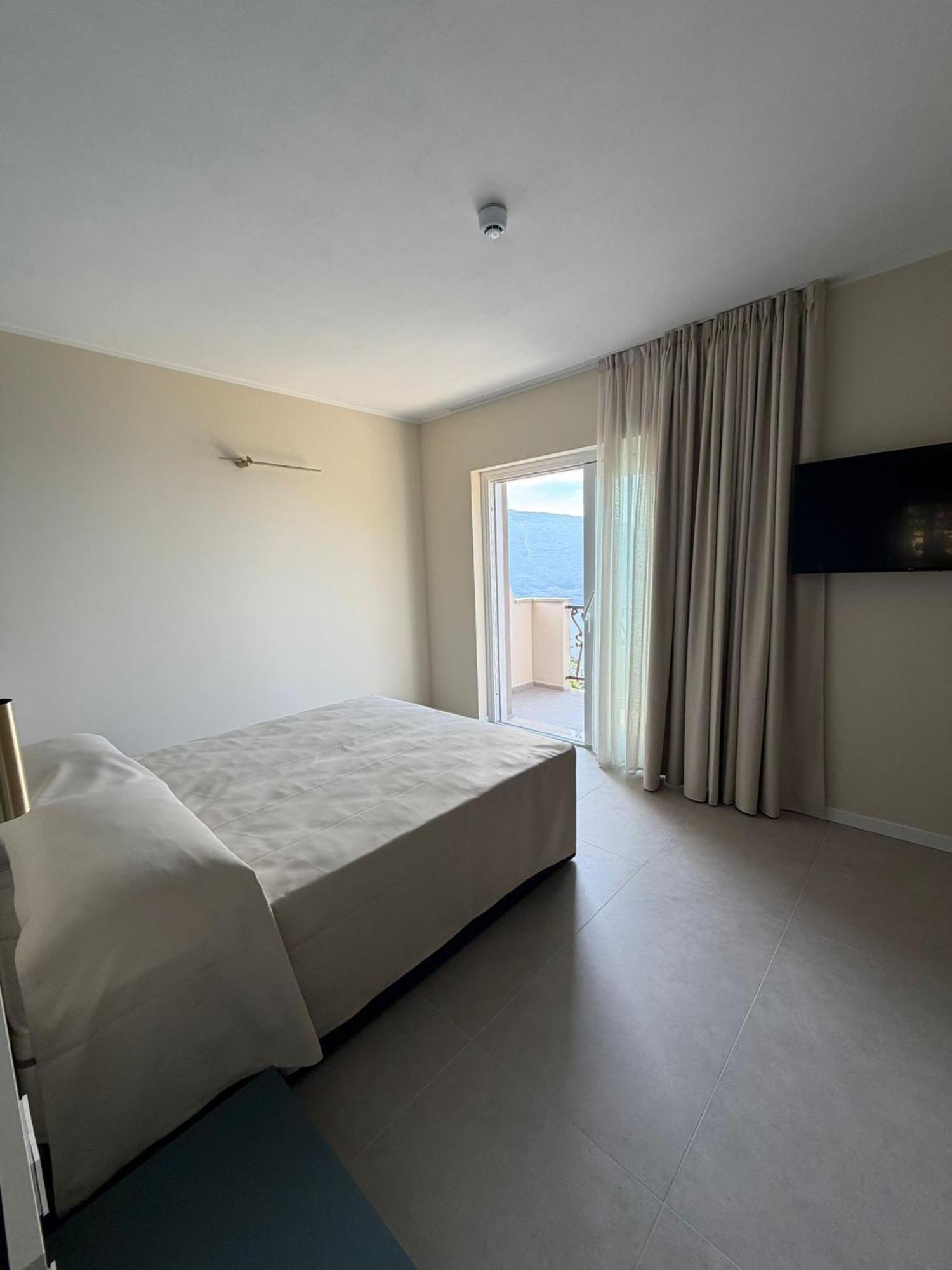 Deluxe Double or Twin Room Lake View Air Conditioning
