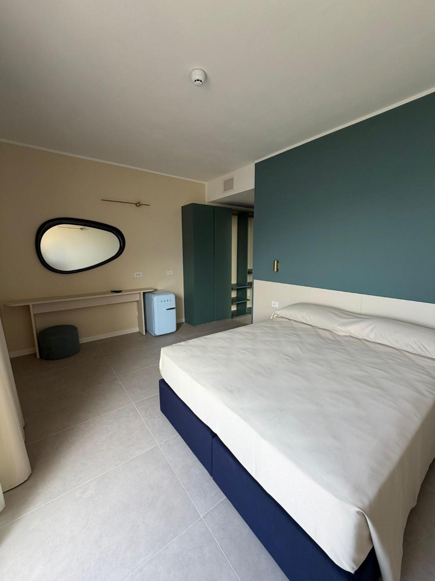 Deluxe Double or Twin Room Lake View Air Conditioning