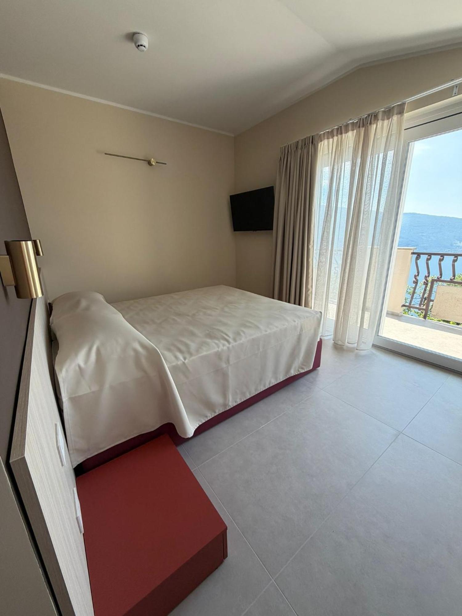 Deluxe Double or Twin Room Lake View Air Conditioning