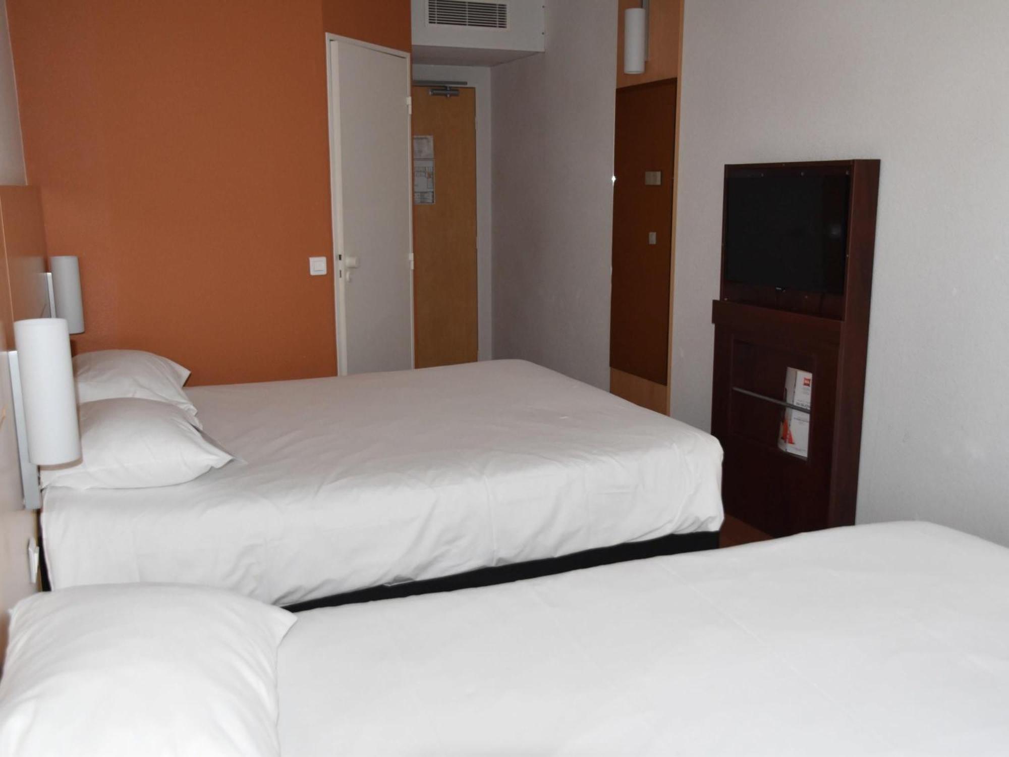 Standard Room with One Double Bed and One Single Bed