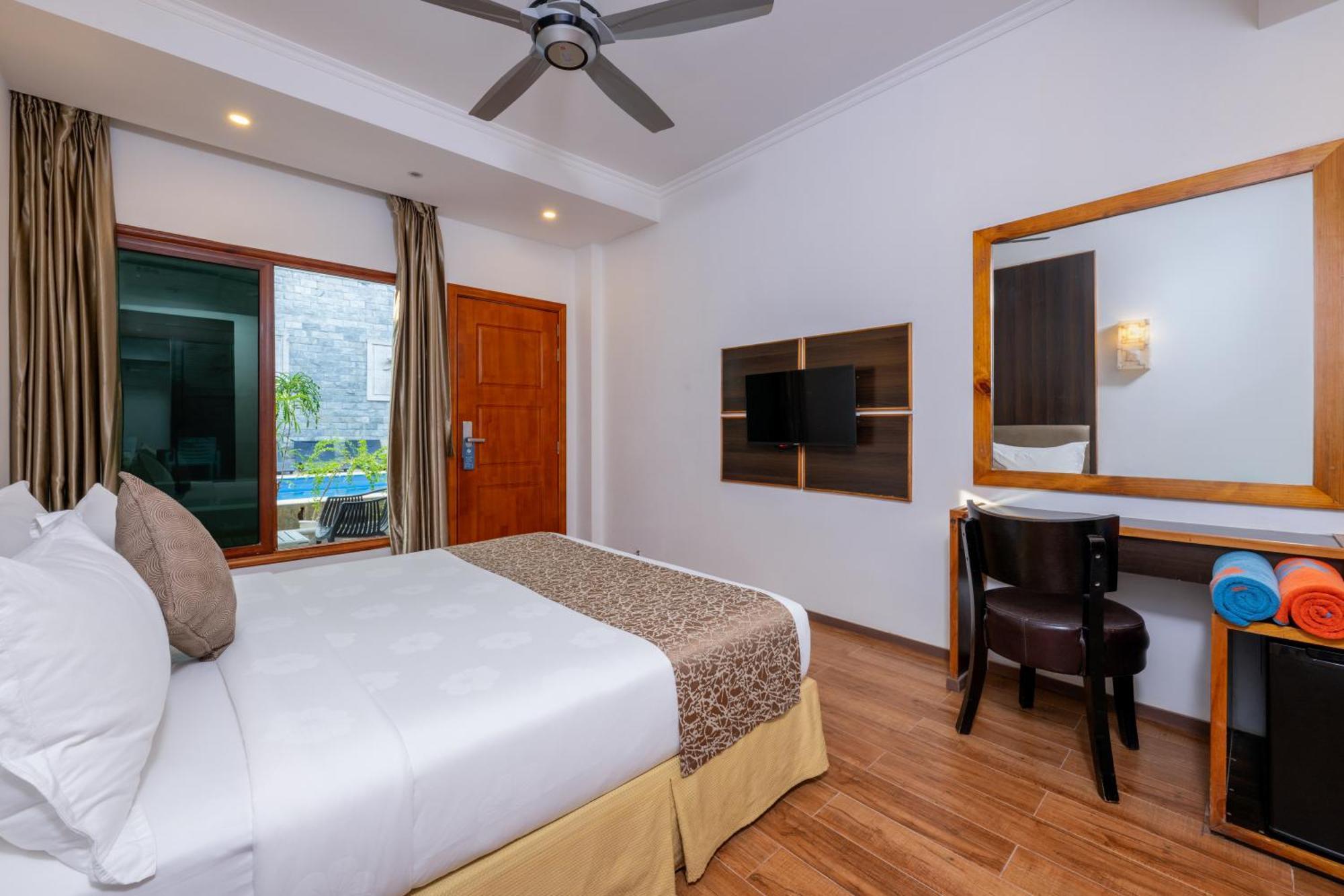 Deluxe Double Room Pool View Return Speed Boat Transfer Sand Bank Excursion & Dolphin Watching