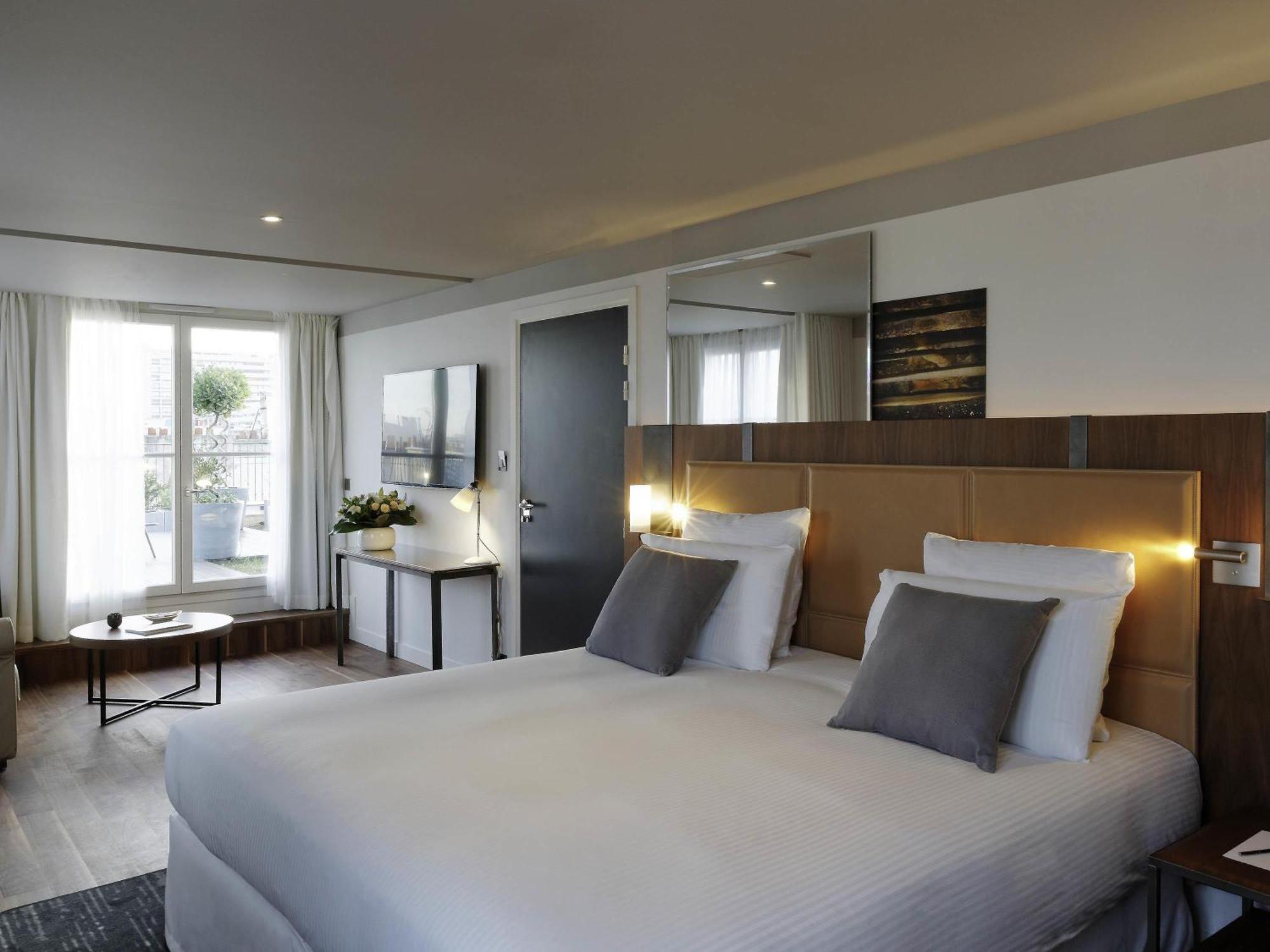 Deluxe Suite One King Bed Terrace