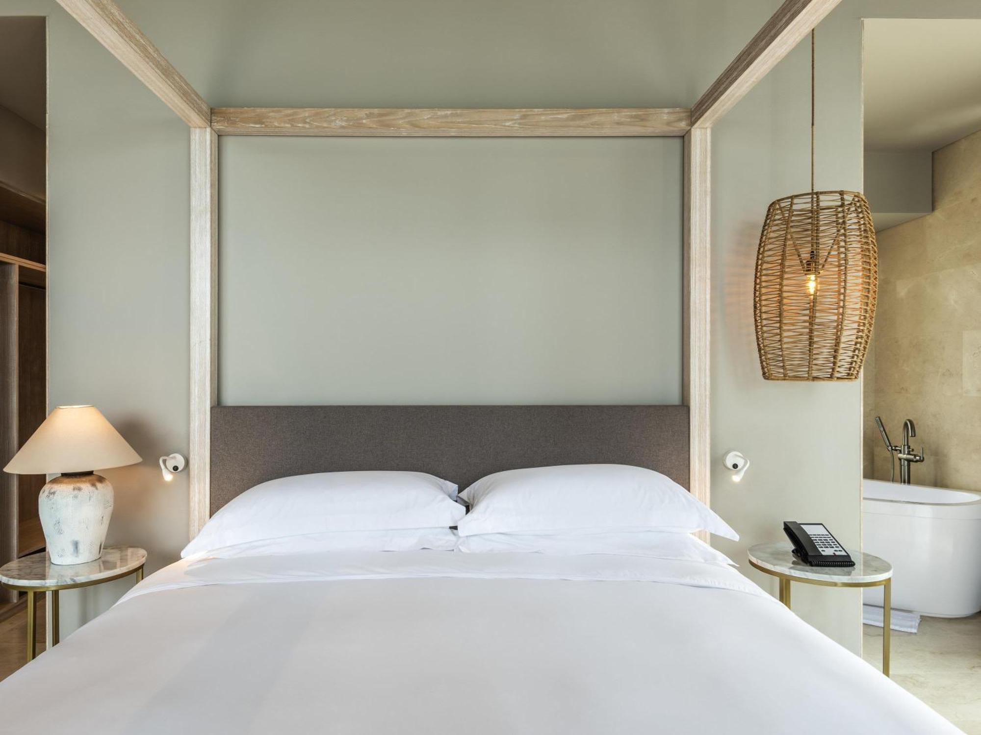 Suite Emerald con cama extragrane, bañera de hidromasaje y vistas al mar