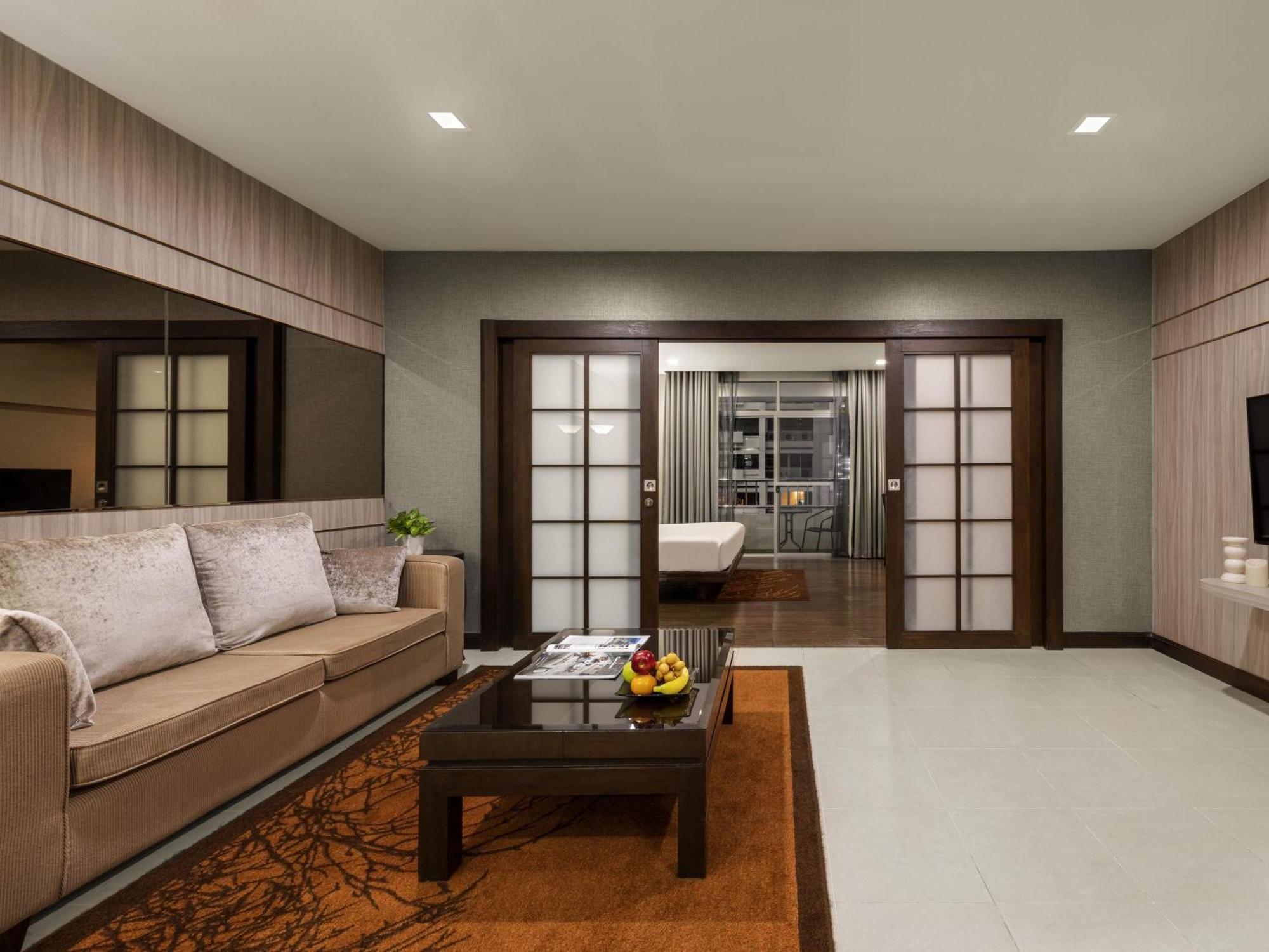 Deluxe King Suite Living Room Balcony