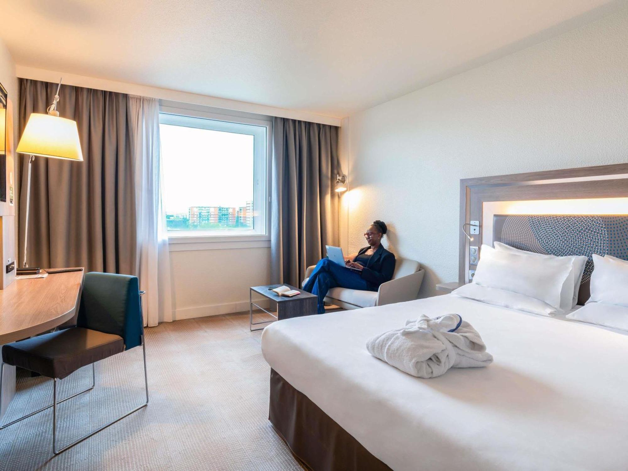 Executive Queen Room Eiffel Tower View,1770852433:JPEG
