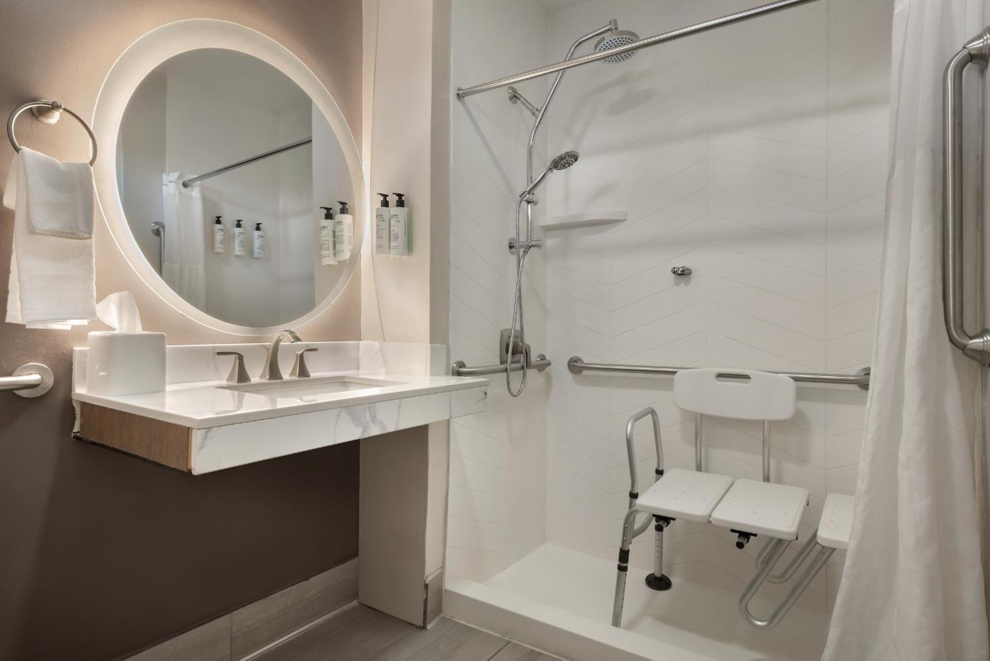 Deluxe King Room Bath Tub Courtyard View Mobility Hearing Accessible,1770880512:|0|0|Deluxe King Room Bath Tub Courtyard View Mobility Hearing Accessible