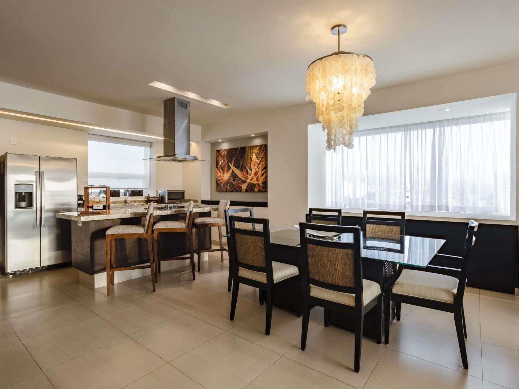 One-Bedroom King Room Balcony Private Pool Kitchen or Roof Top