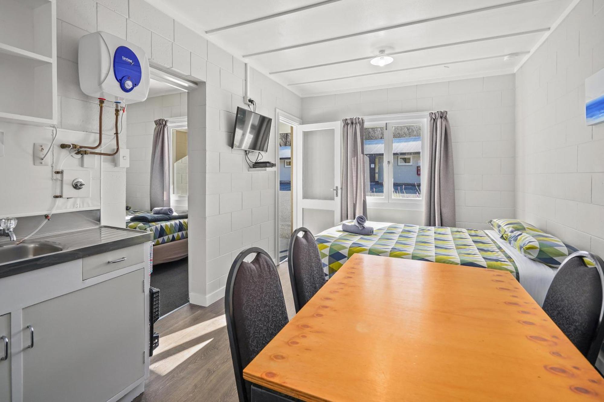 One-Bedroom Cabin with Kitchen and Shared Bathroom