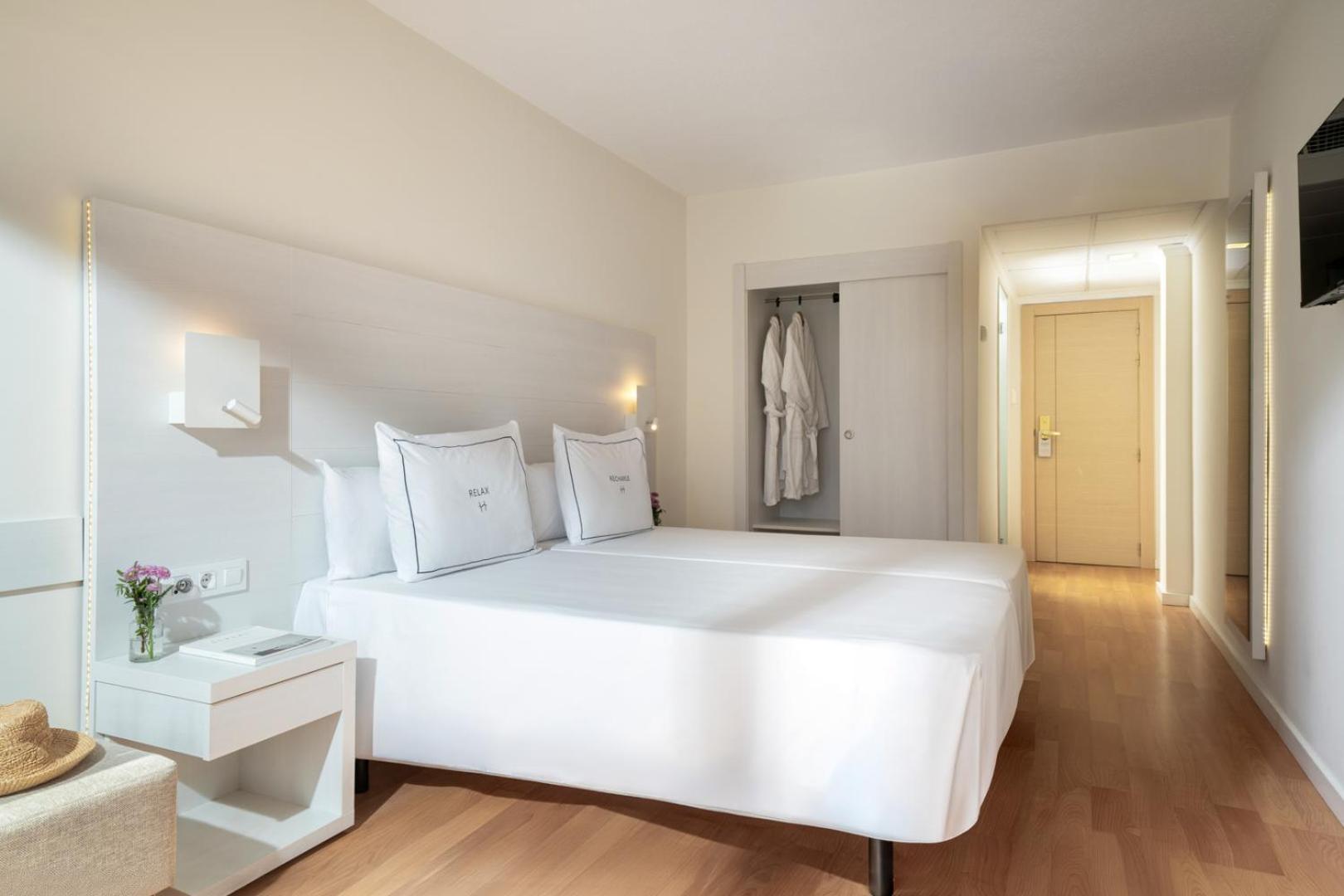 Quarto Twin com Varanda e Vista da Piscina