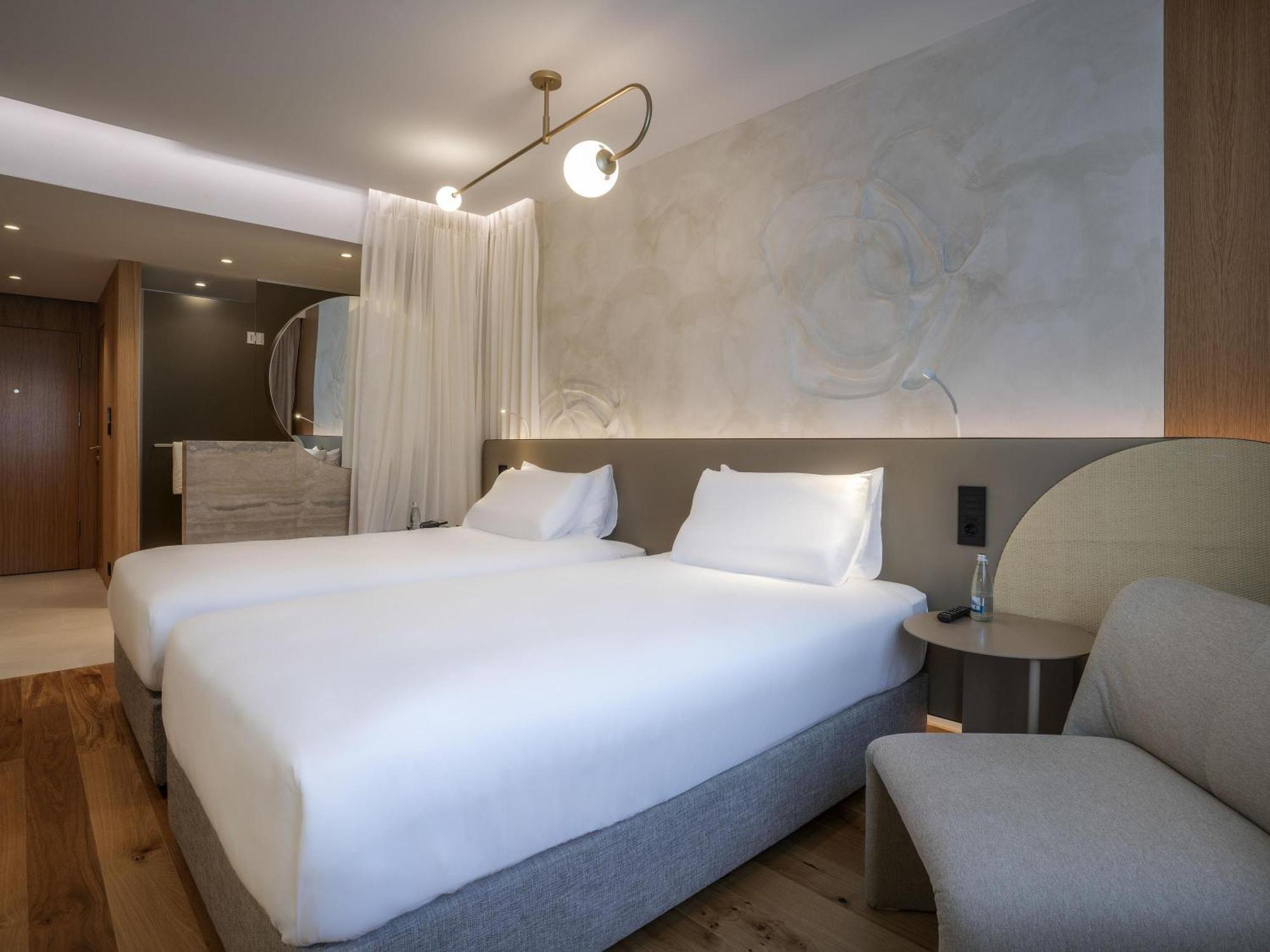 Deluxe Twin Room with Balcony