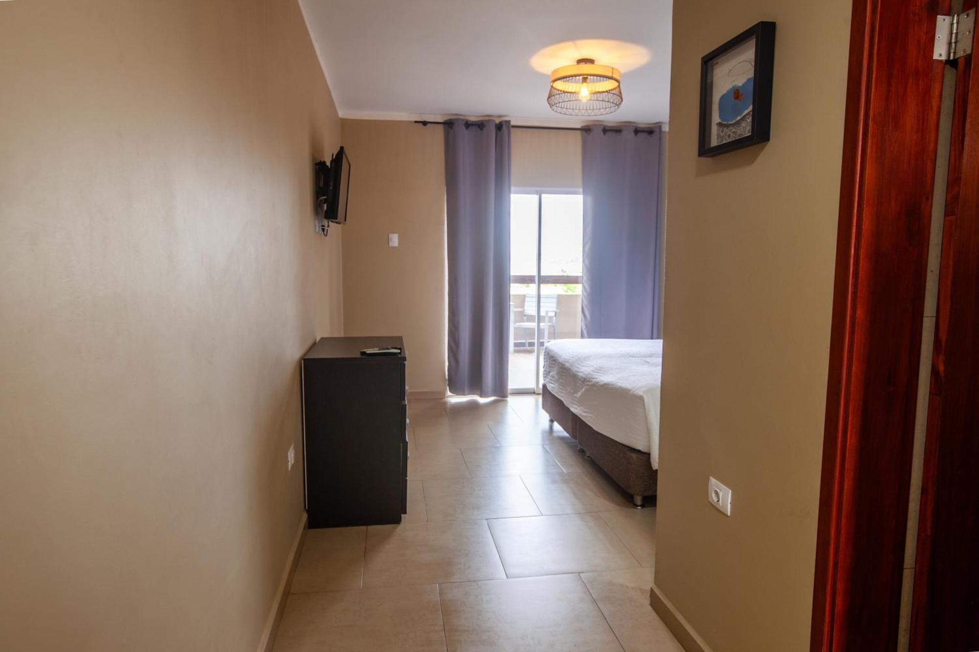 Doppel-/Zweibettzimmer mit Balkon