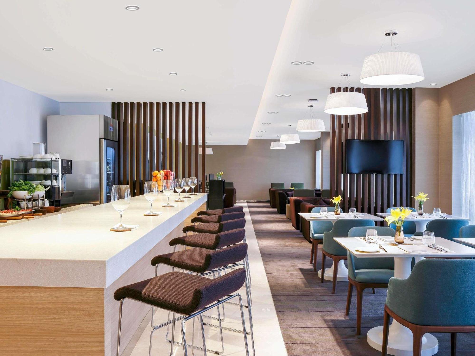 Superior Twin Room Lounge Access Cocktail Hours on F&B Laundry