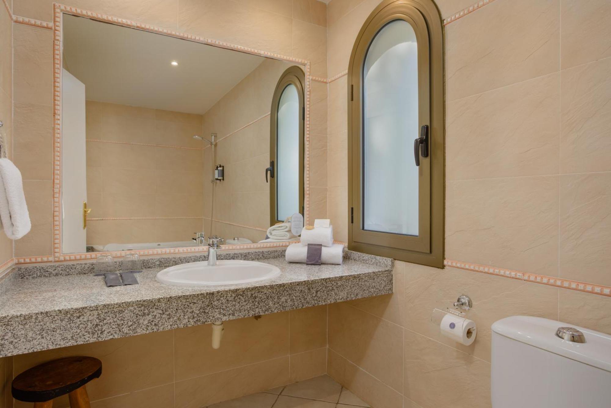 Double or Twin Room with Sea View