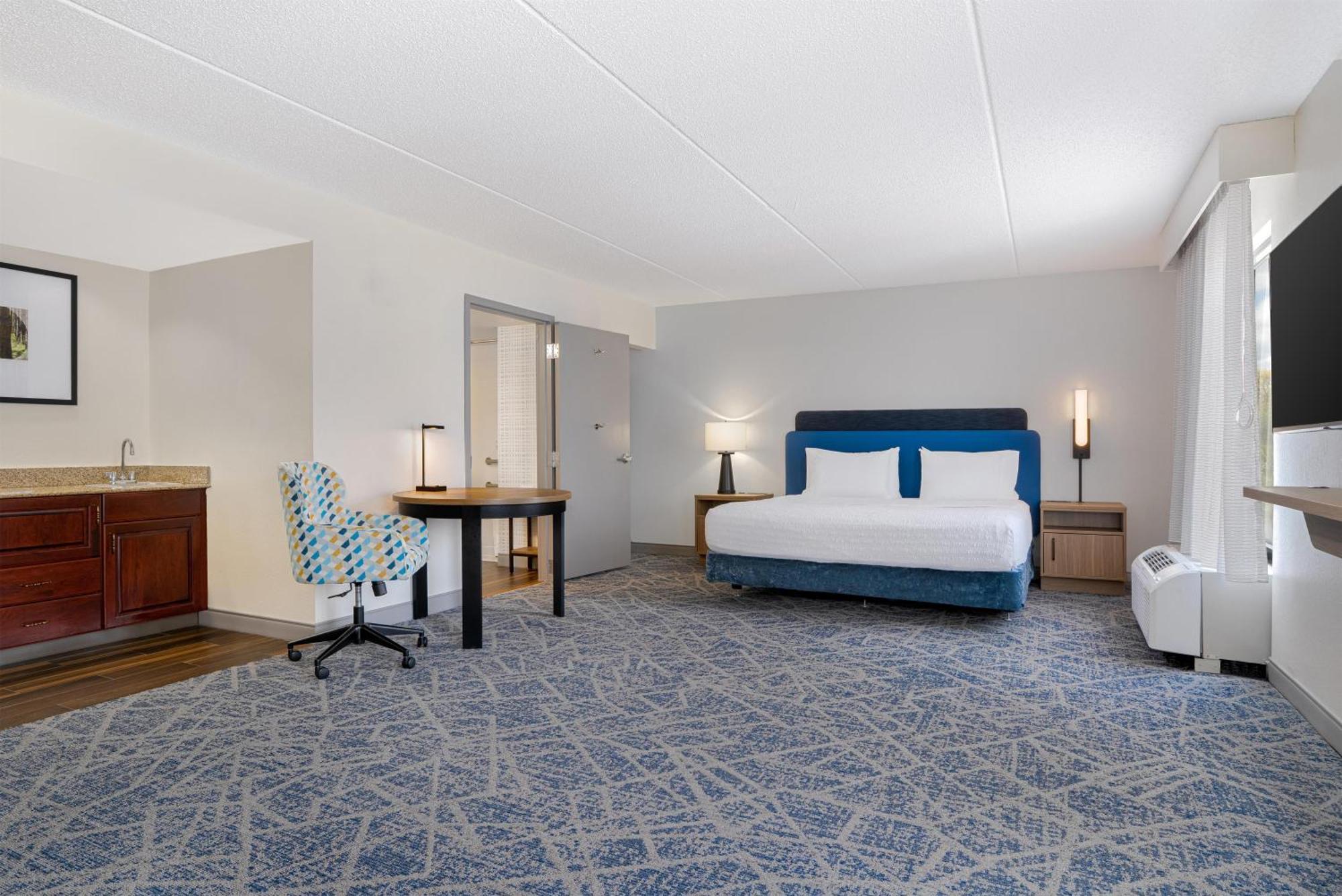 King Room with Sofa Bed - Mobility Access/Non-Smoking