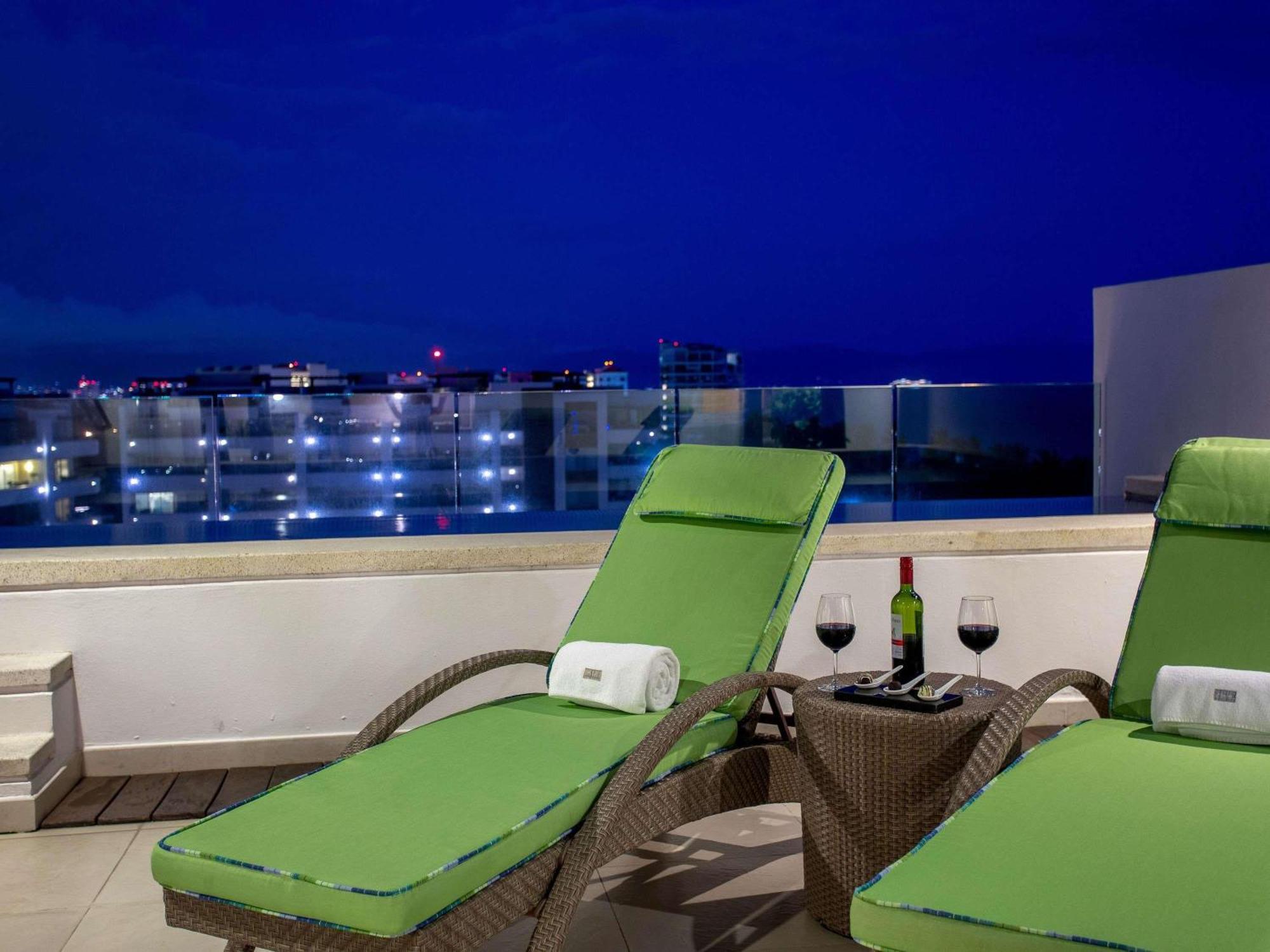 One-Bedroom King Room Balcony Private Pool Kitchen or Roof Top