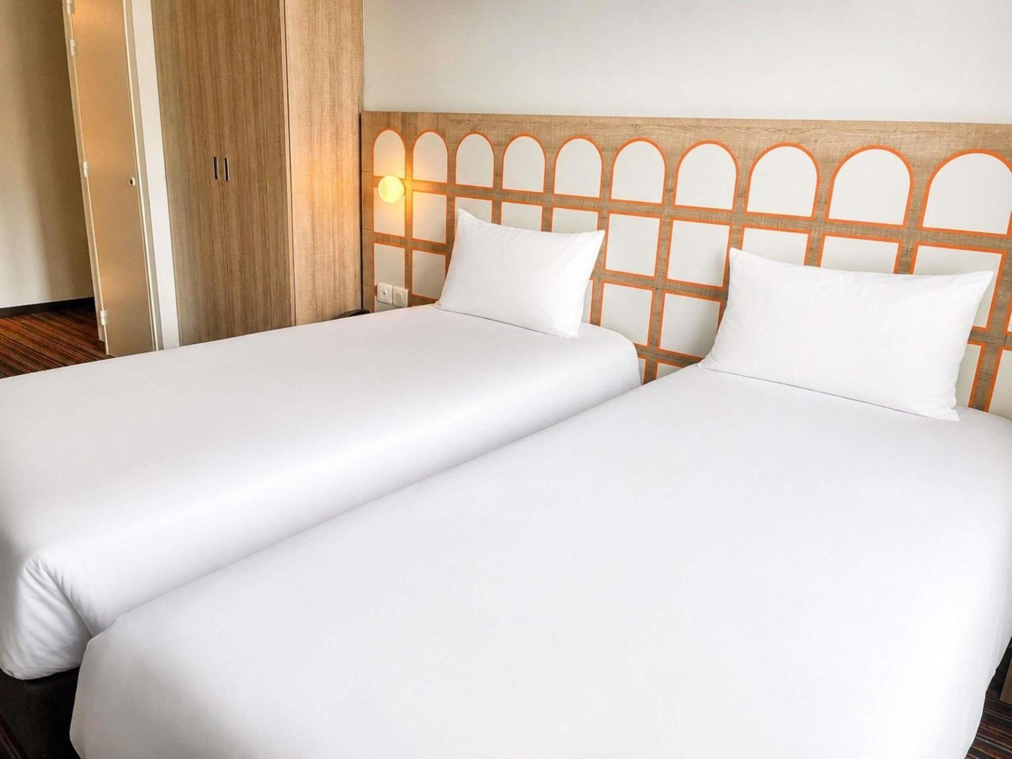 POP Room Two Single Beds