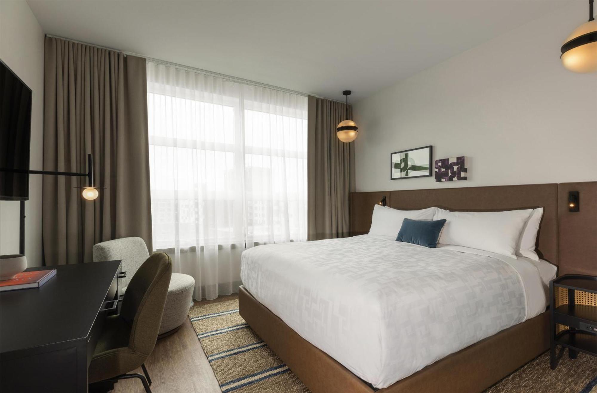 Urban King Room with Tub - Mobility Accessible