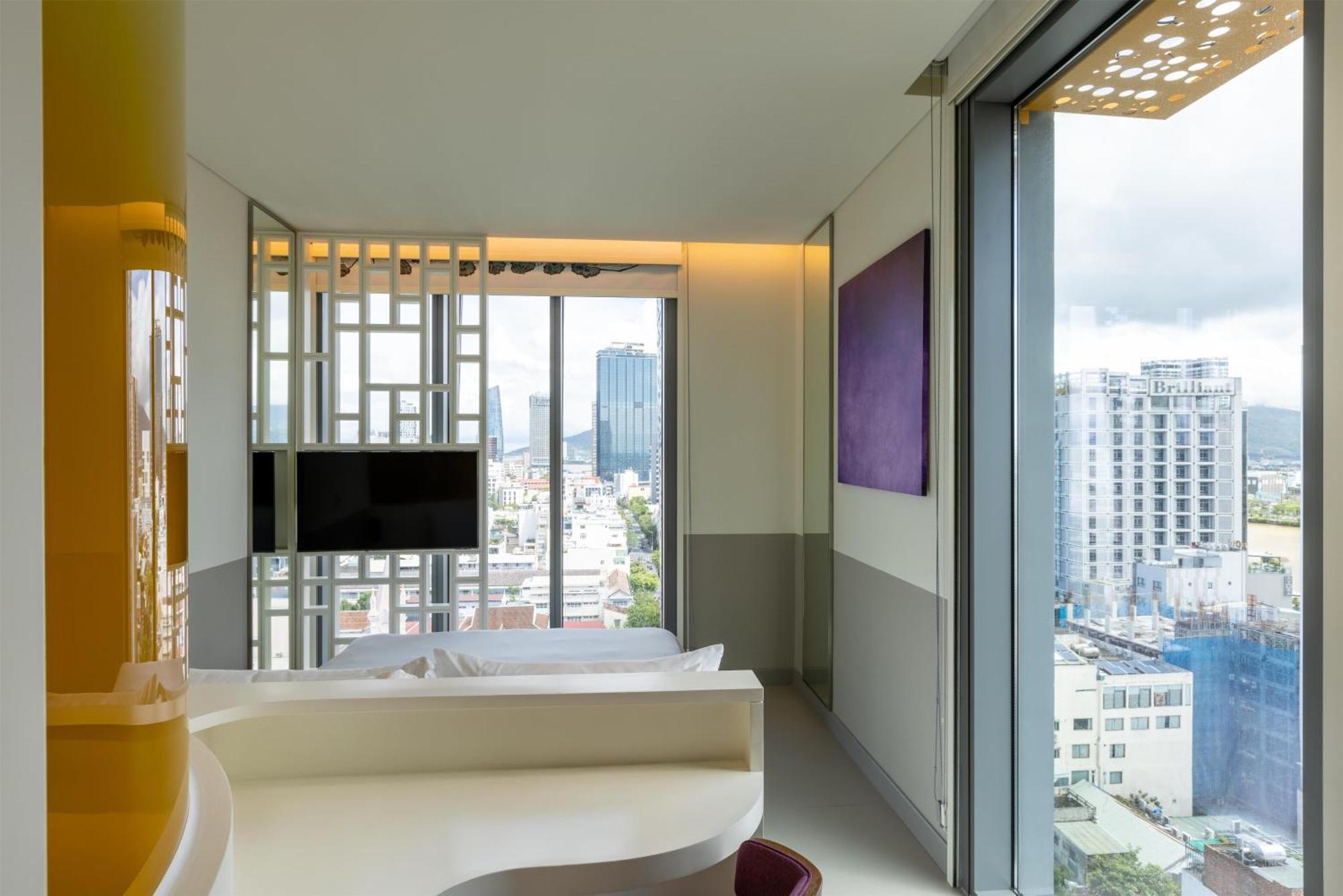 Eckzimmer mit Queensize-Bett mit Flussblick