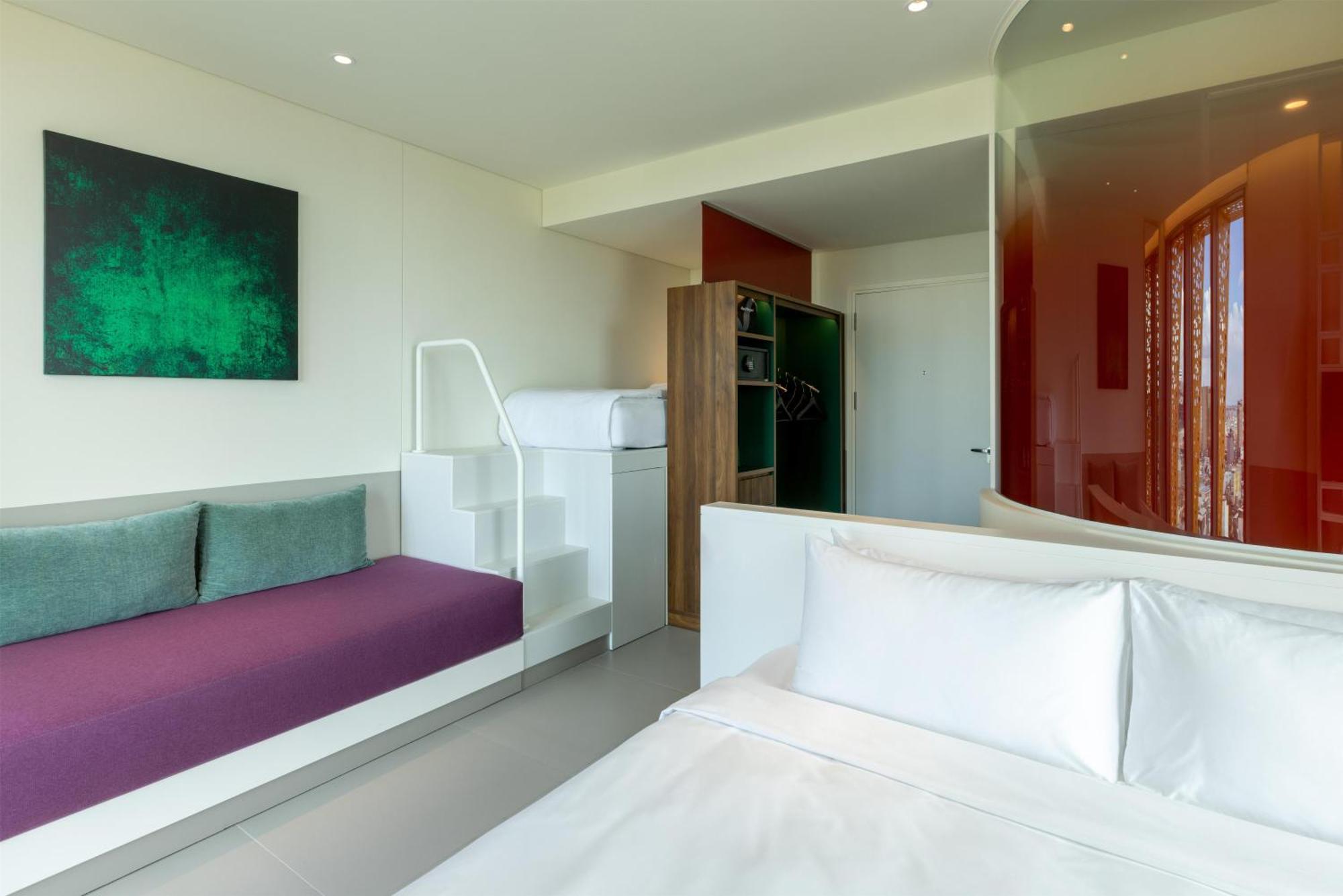 Deluxe Zimmer mit Kingsize-Bett und Stadtblick