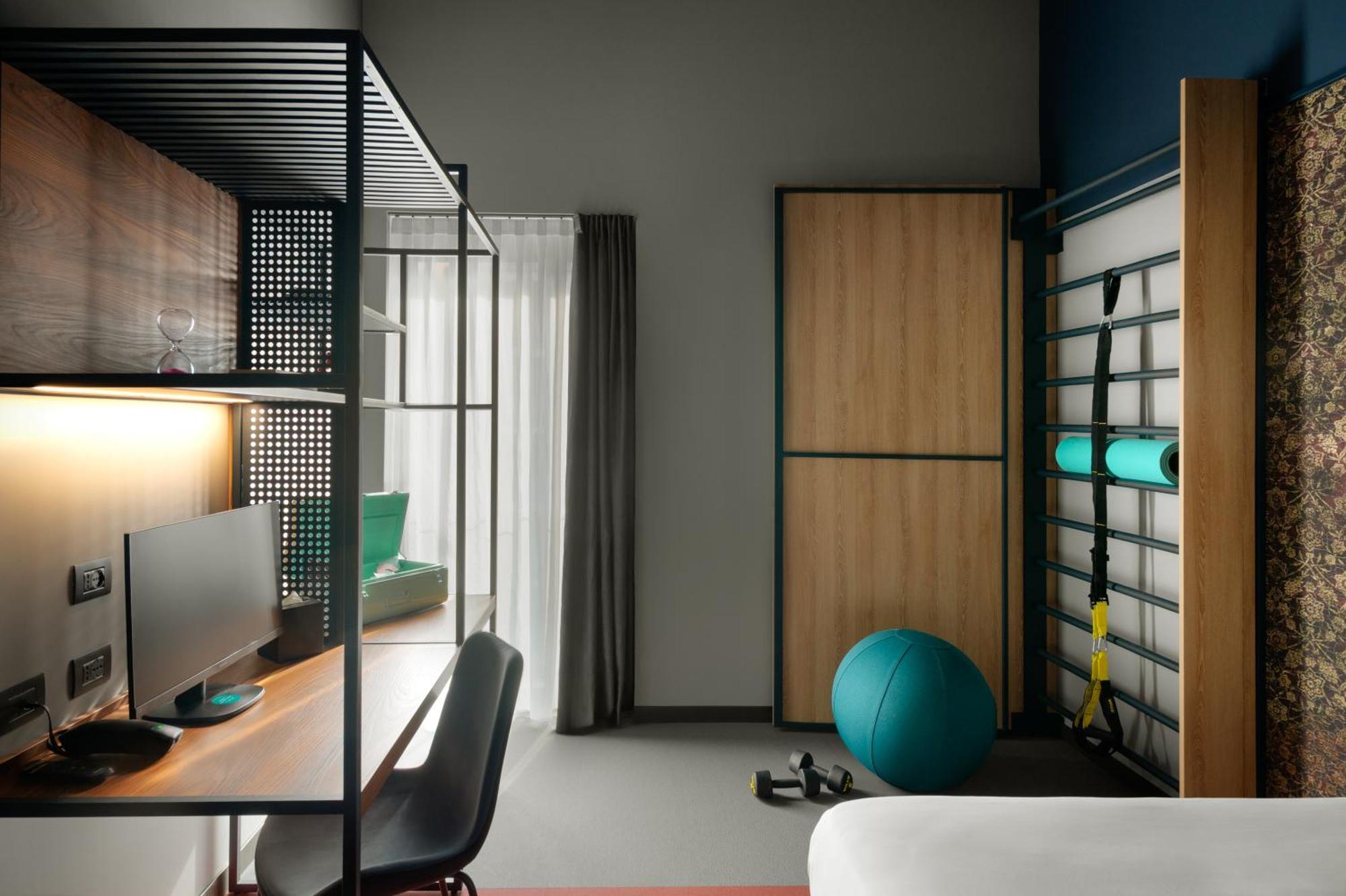 Champion Double Bed PRIVATE FITNESS CORNER