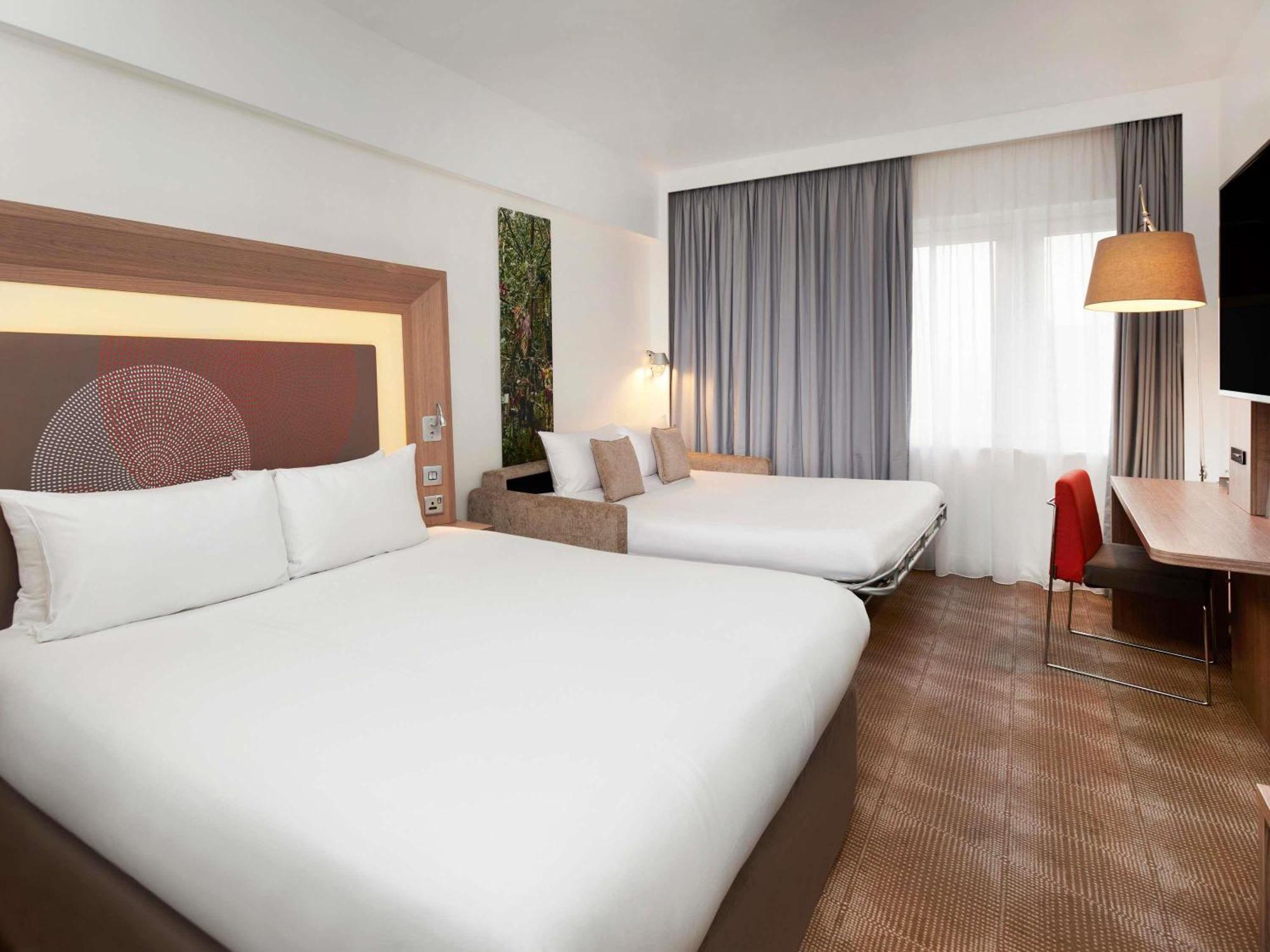 Quarto Executivo com Cama Queen-size e Sofá-cama de Casal.