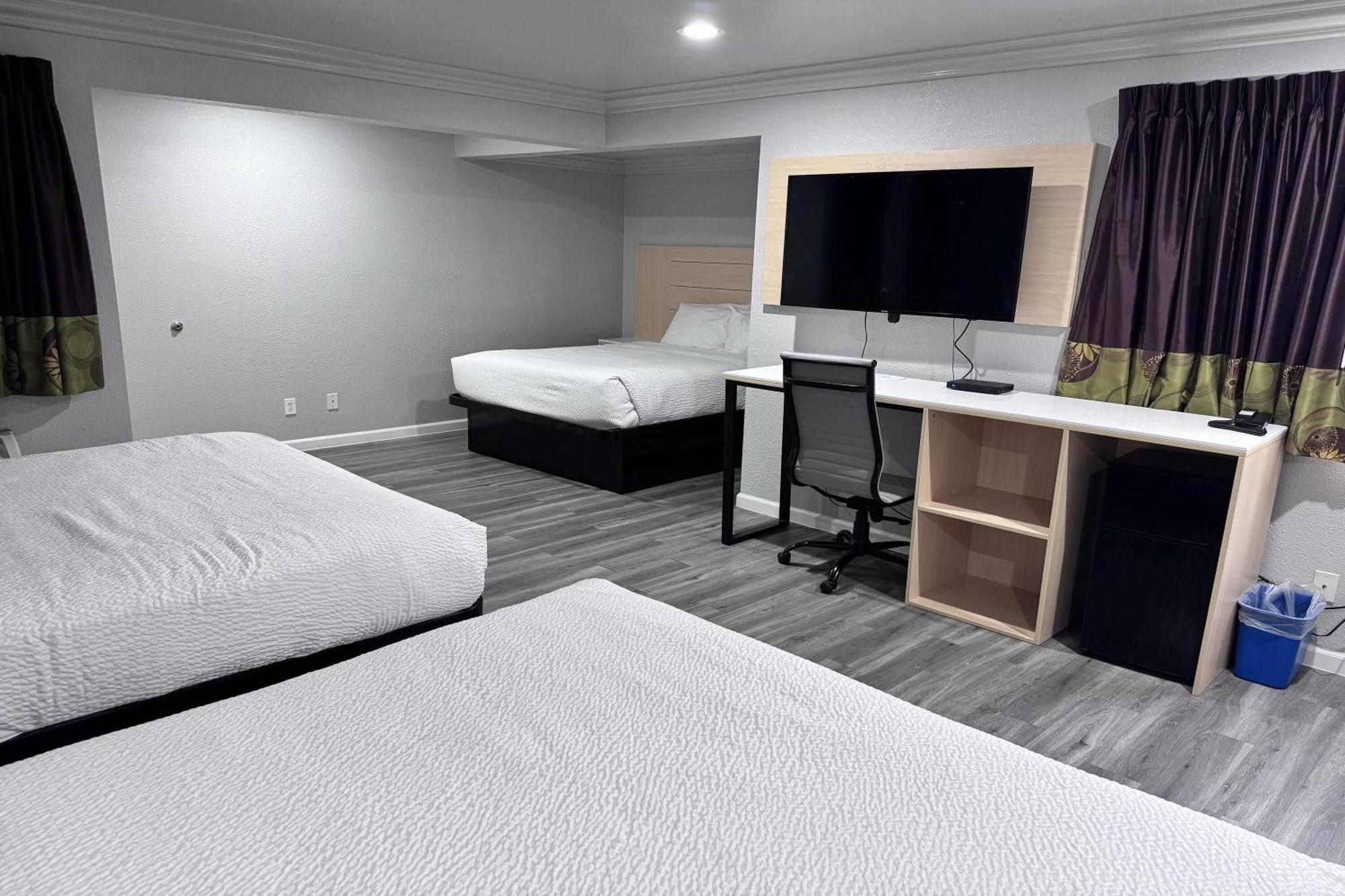 Queen Room Three Queen Beds Non-Smoking