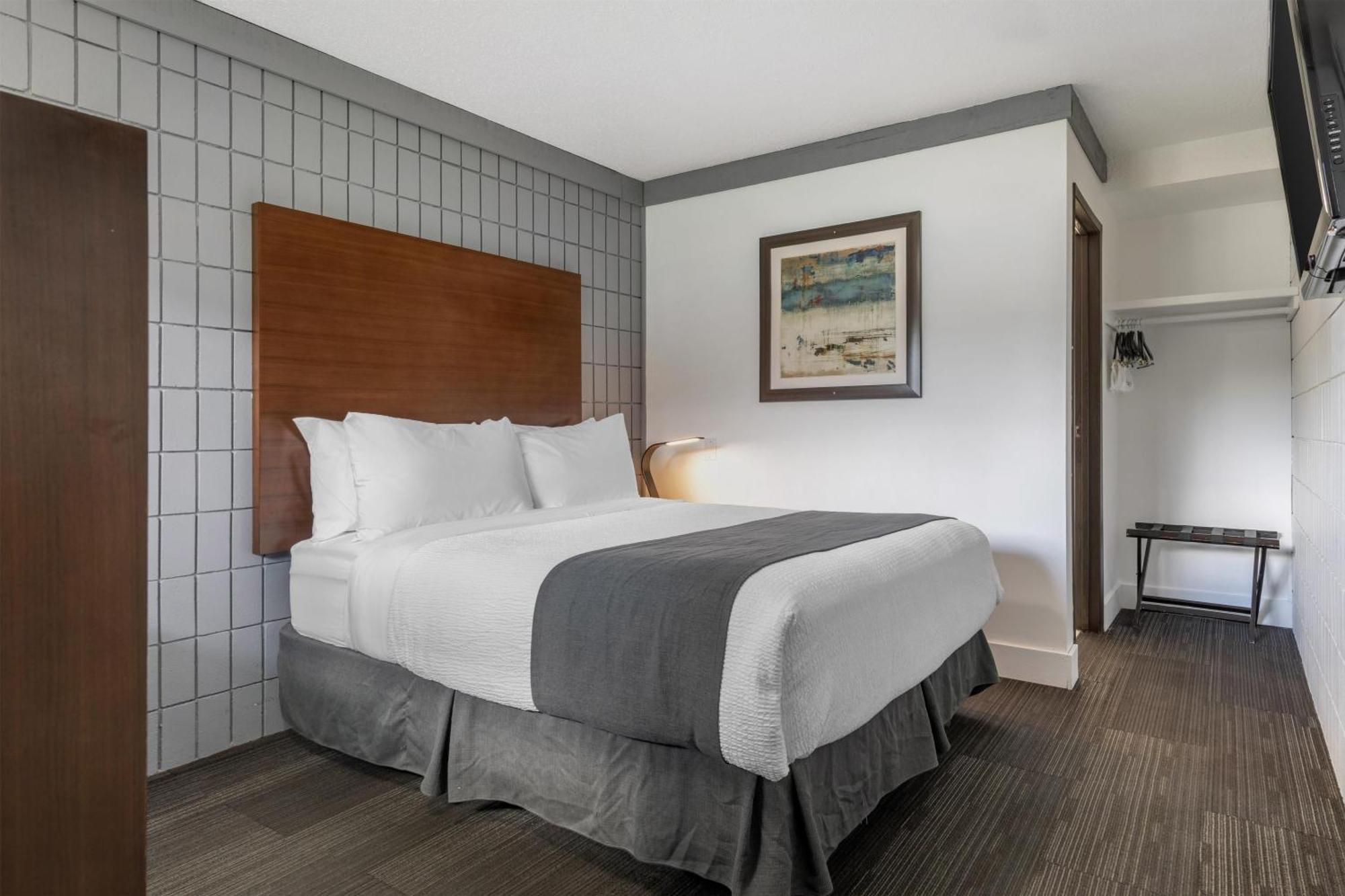 Queen Room with Mountain View