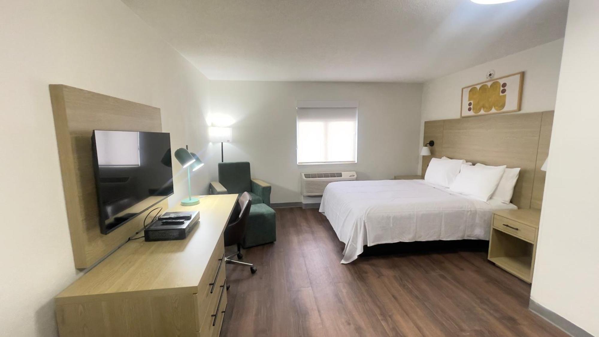Deluxe Studio with 1 Queen Bed - Non-Smoking