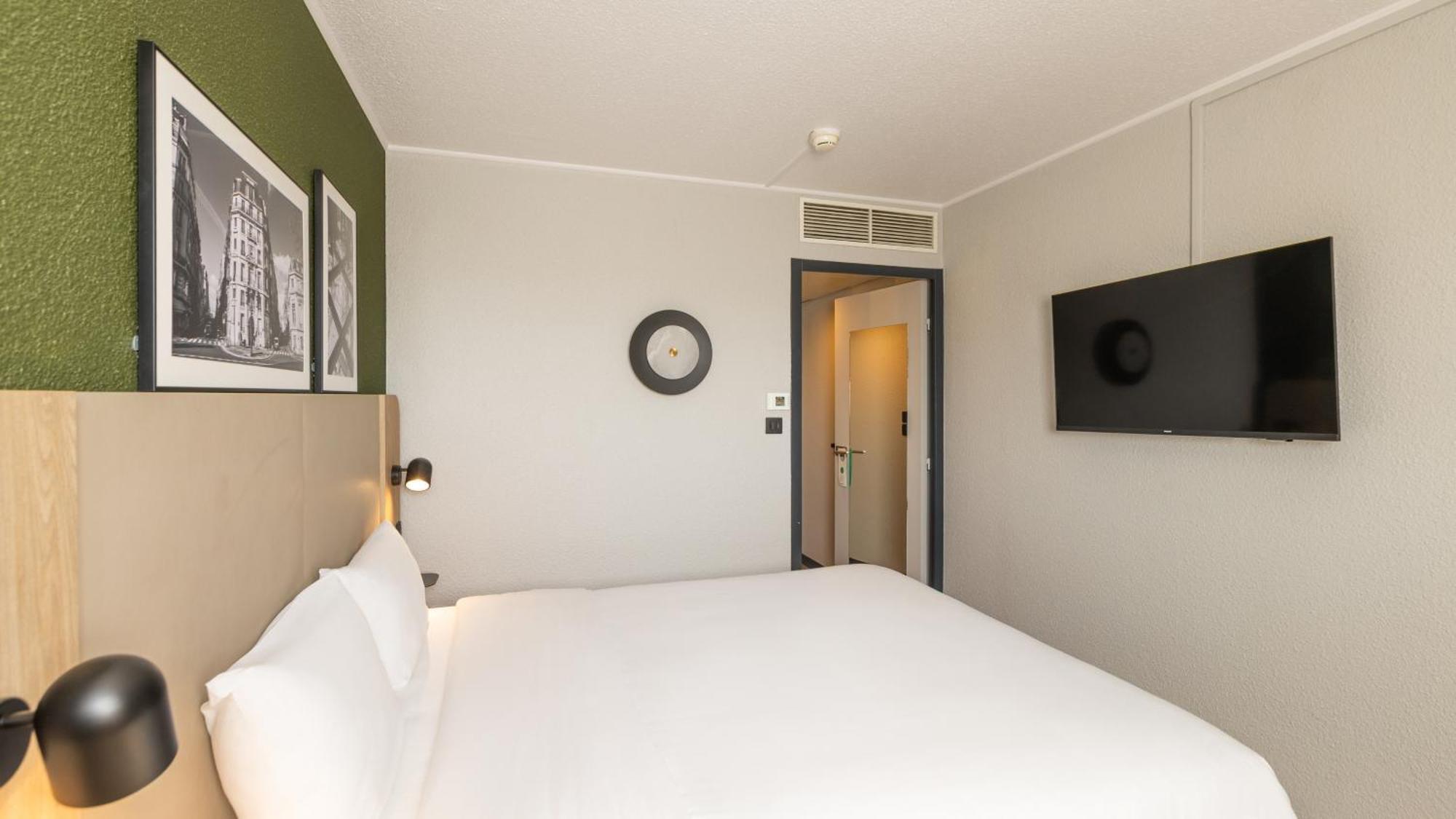 Standard Room 1 Queen Bed