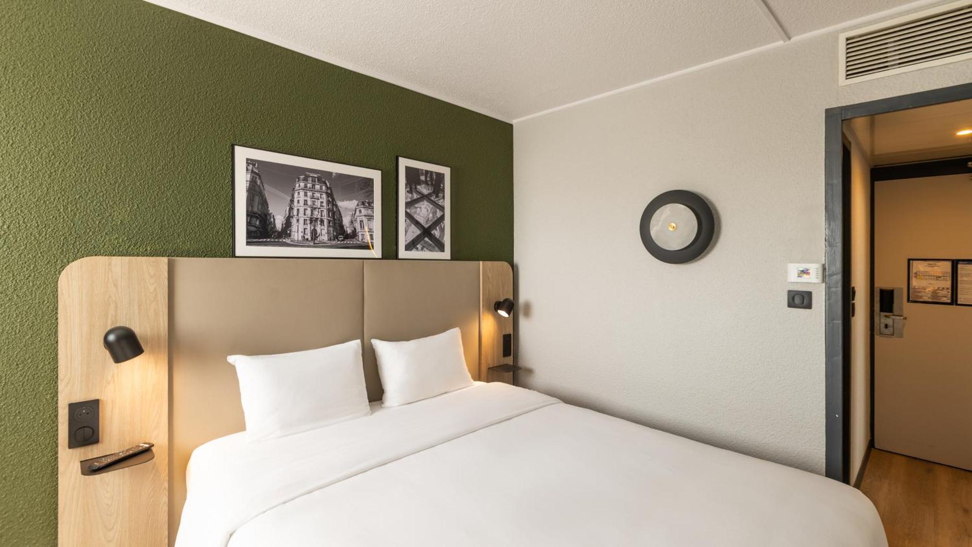 Standard Room 1 Queen Bed