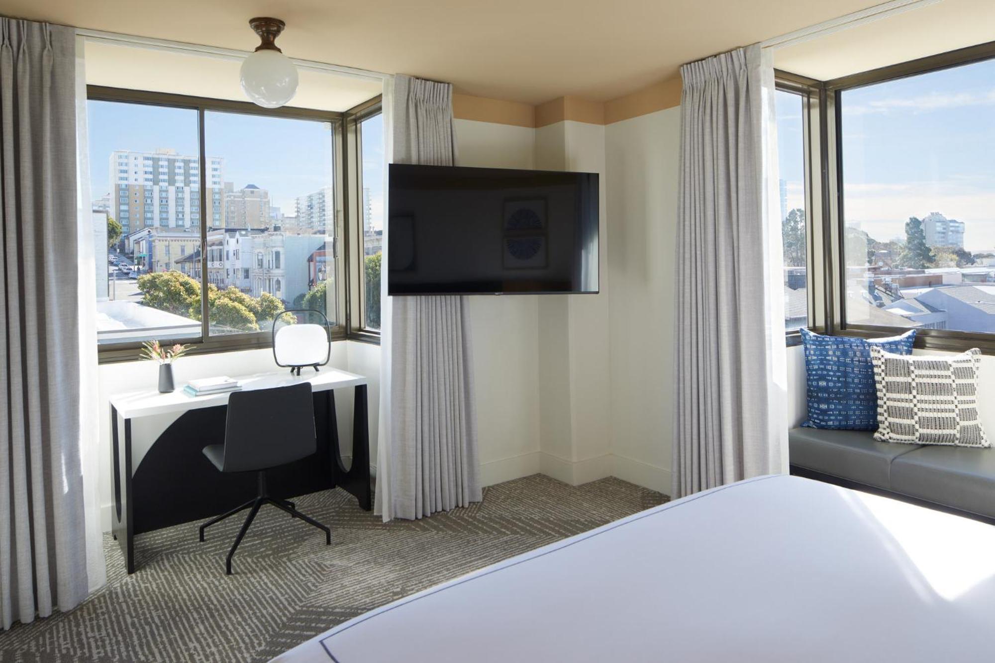 Eckzimmer mit Kingsize-Bett und Whirlpool-Badewanne