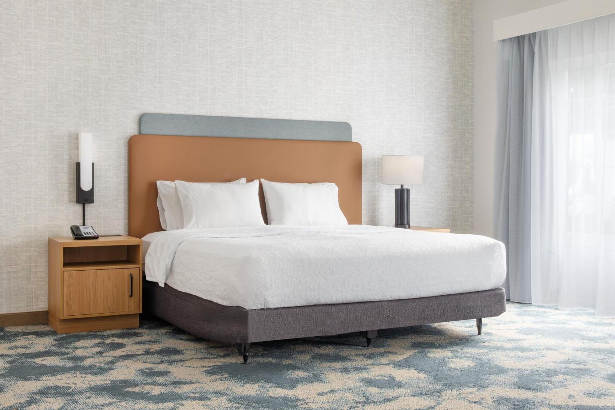 King Room with King Bed - Non-Smoking