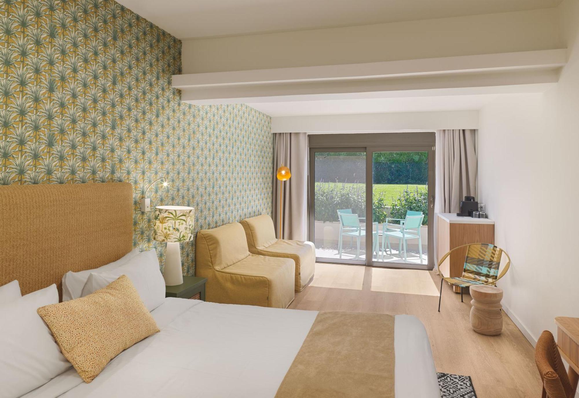 Chambre Familiale de Luxe avec Vue sur Piscine