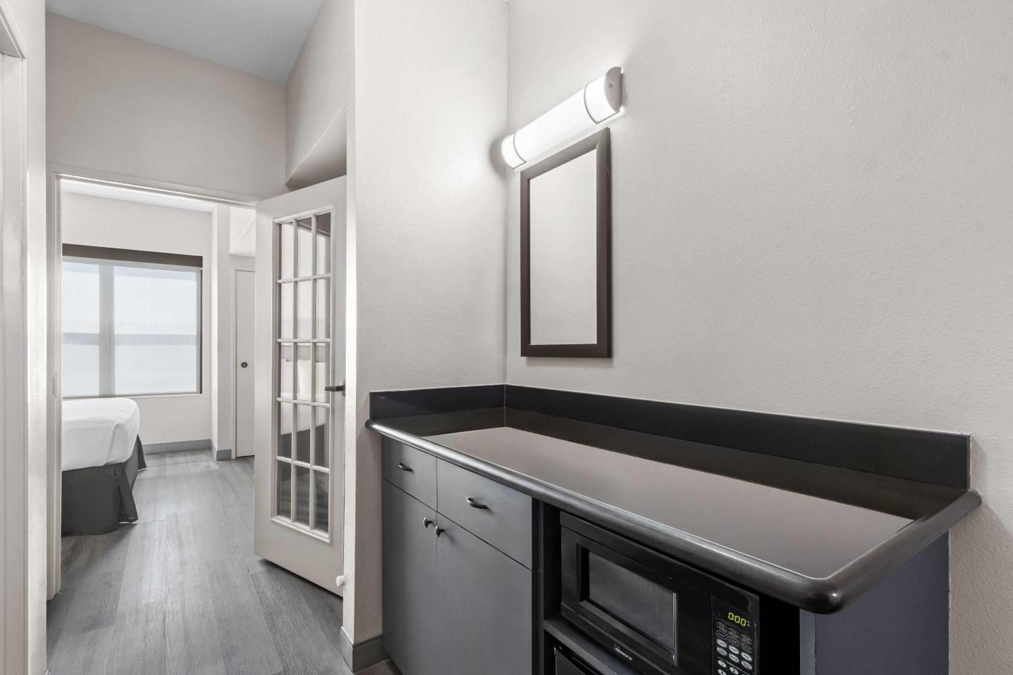 One-Bedroom King Suite Non-Smoking