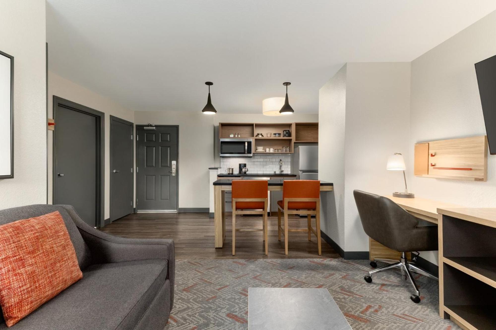 One-Bedroom Queen Suite