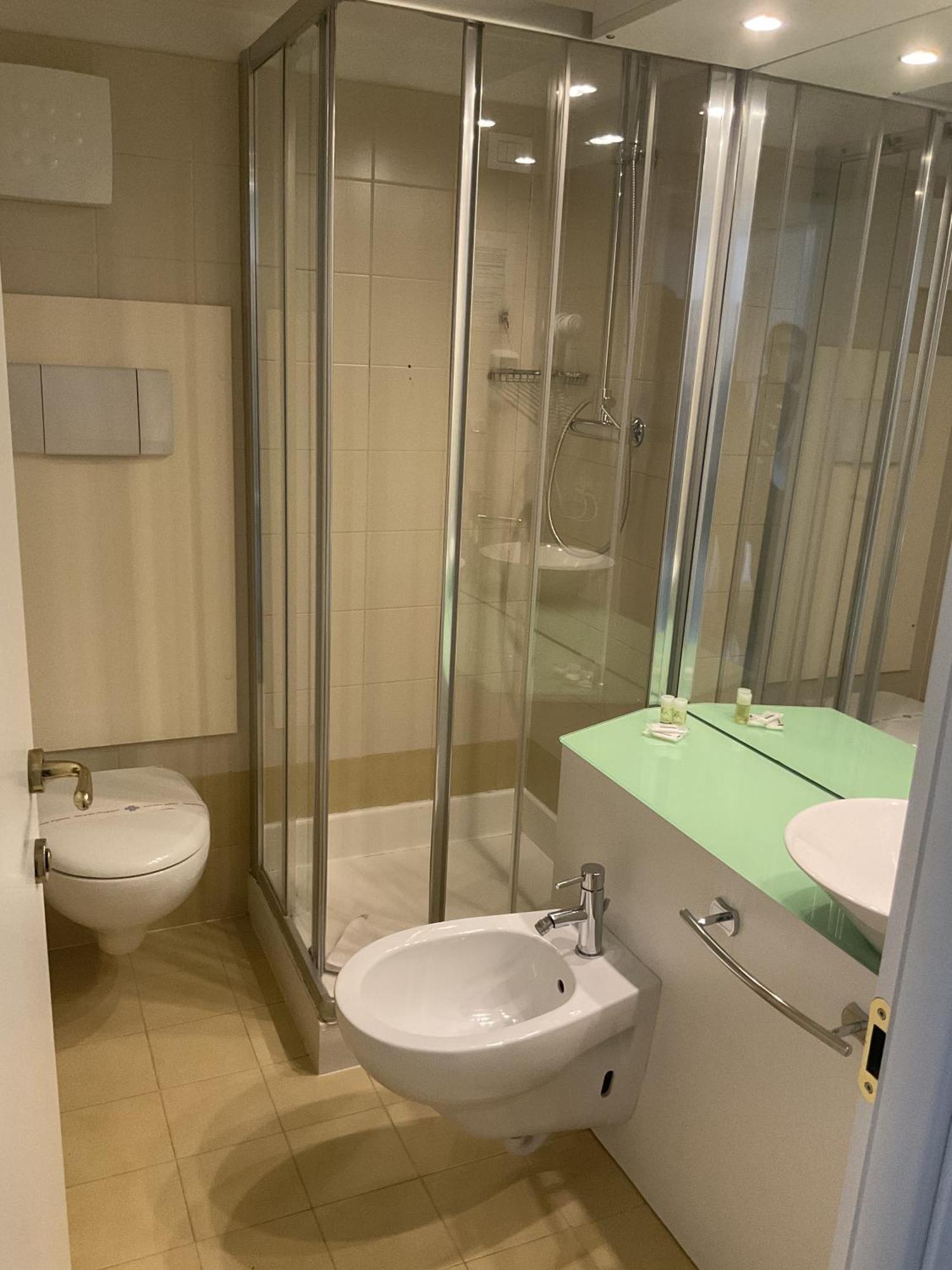 Standard Double Room,746300327:JPEG