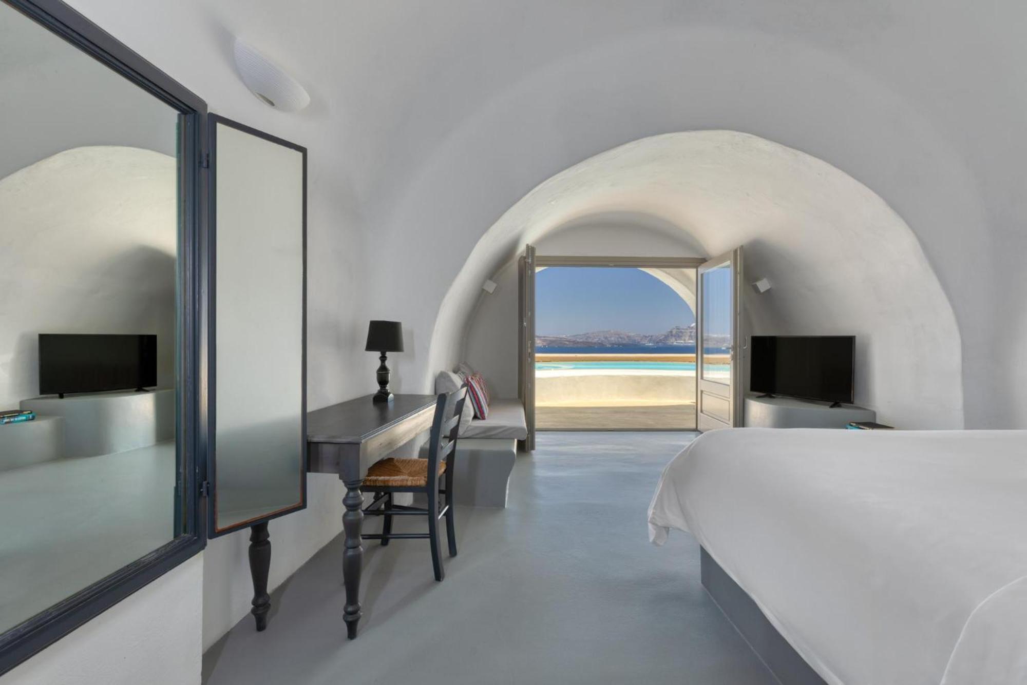 Deluxe Cave Suite with Private Pool & Caldera View