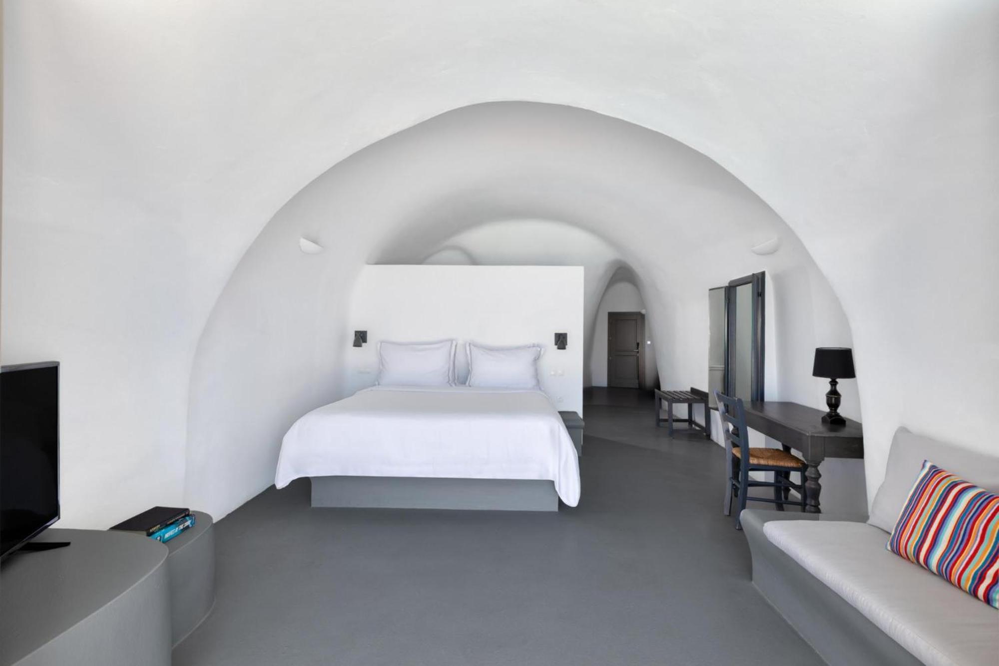 Deluxe Cave Suite Private Pool & Caldera View