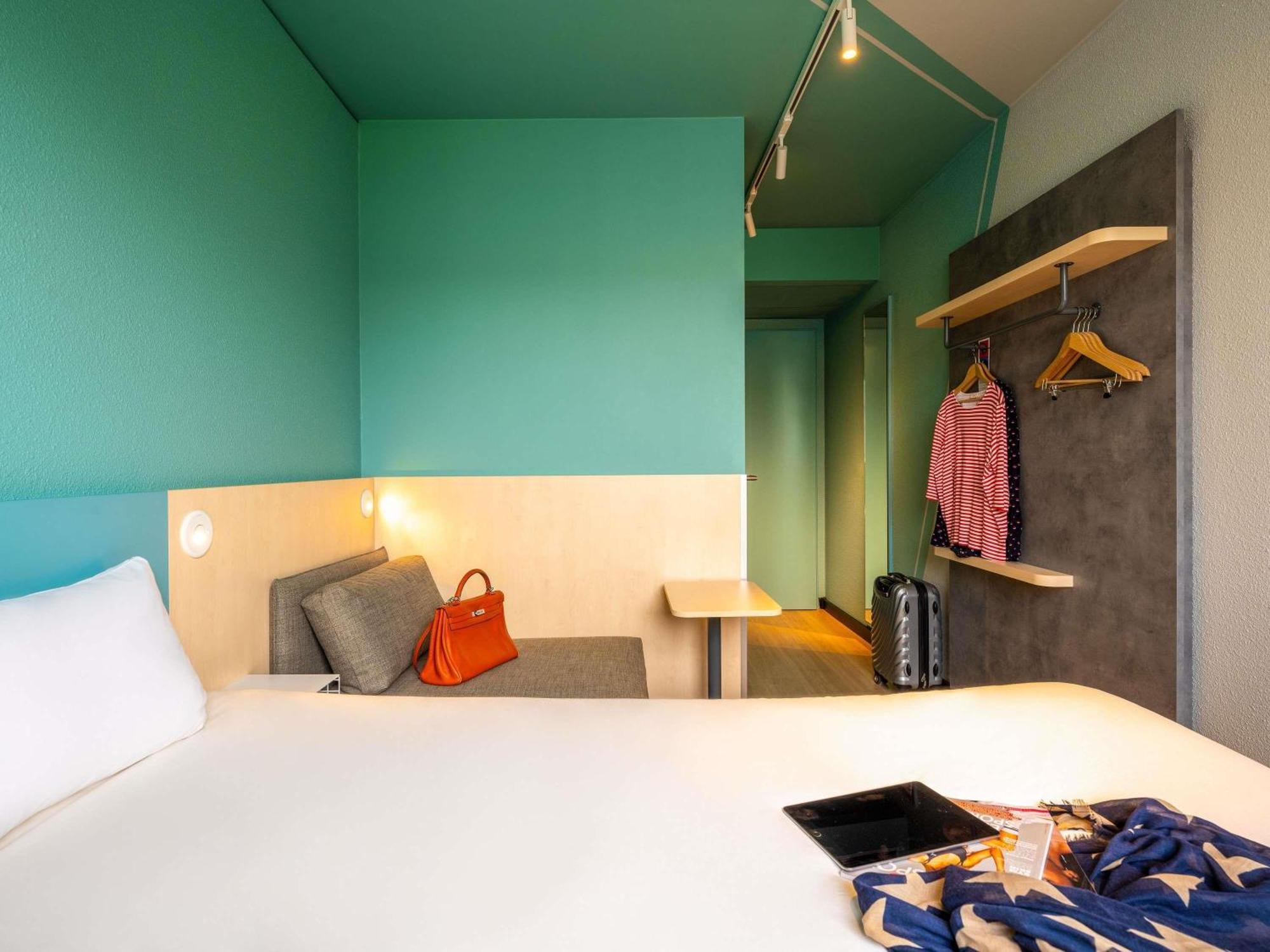 Standard Zimmer mit Doppelbett und Sofa
