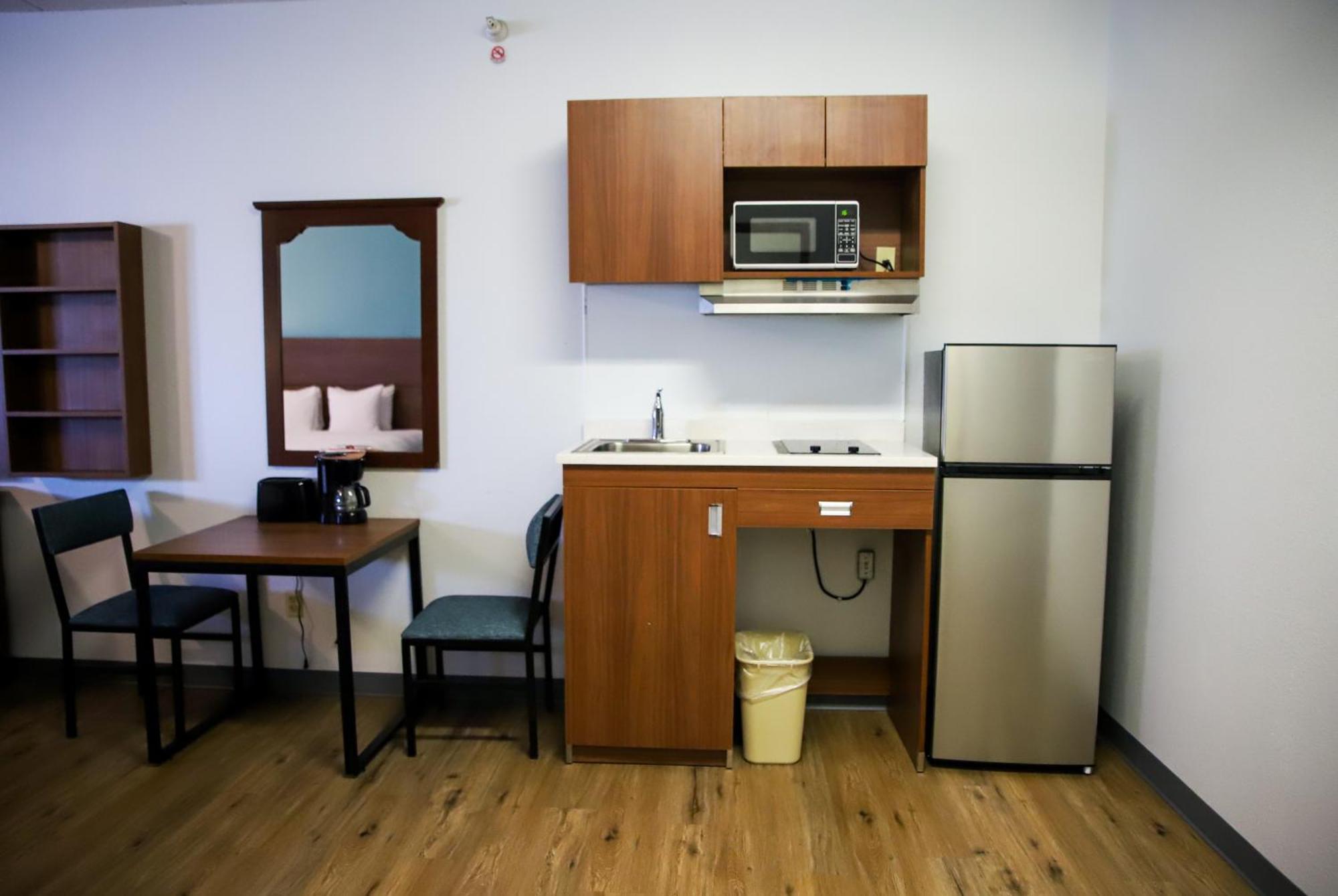 One Room Suite with Roll-In Shower - Disability Access/Non Smoking