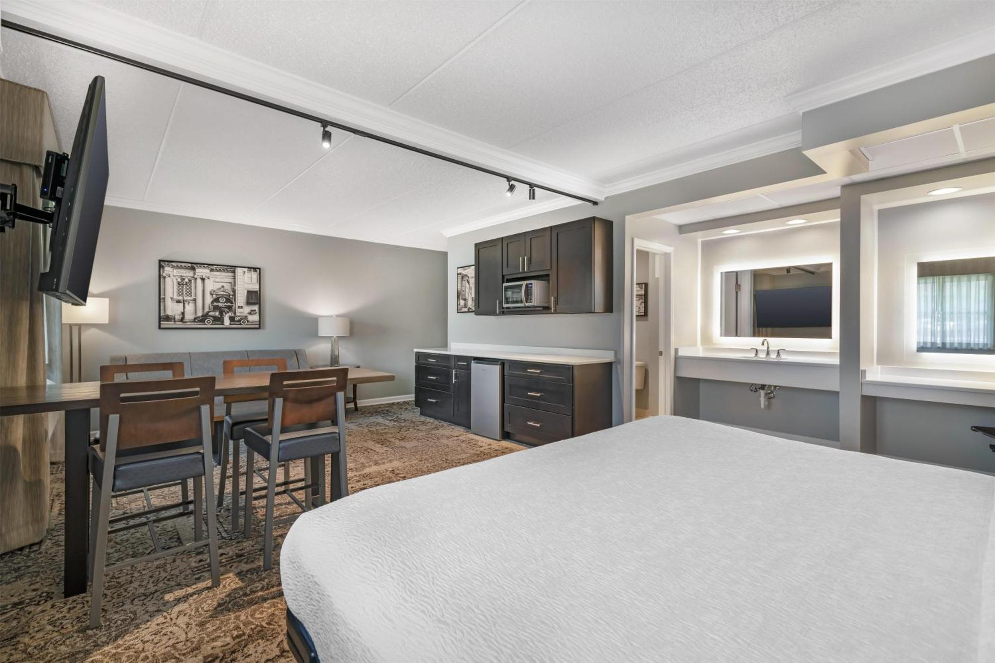 King Suite Sofa Bed Sitting Area Shower Non-Smoking