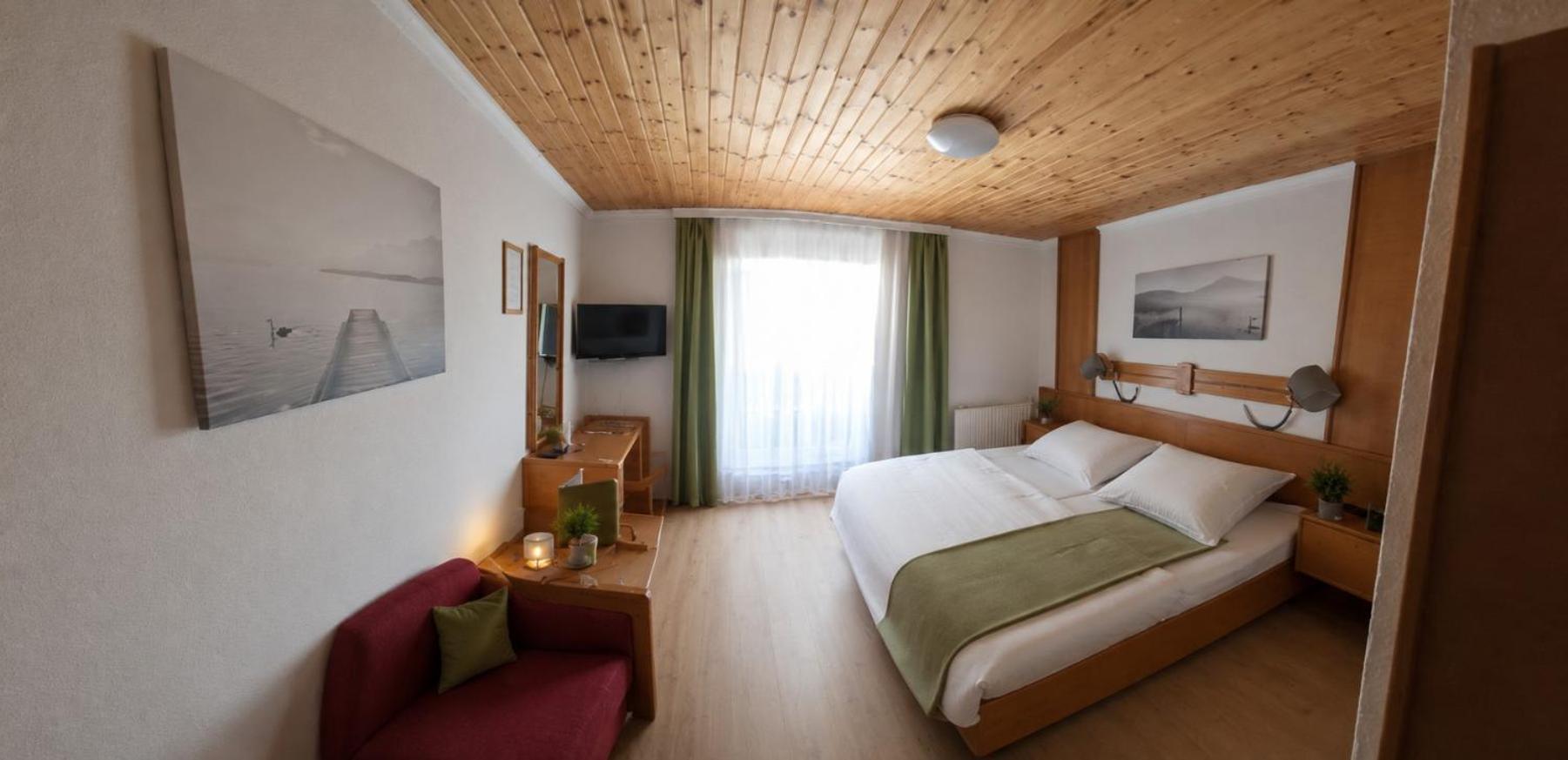 Doppel-/Zweibettzimmer mit Balkon