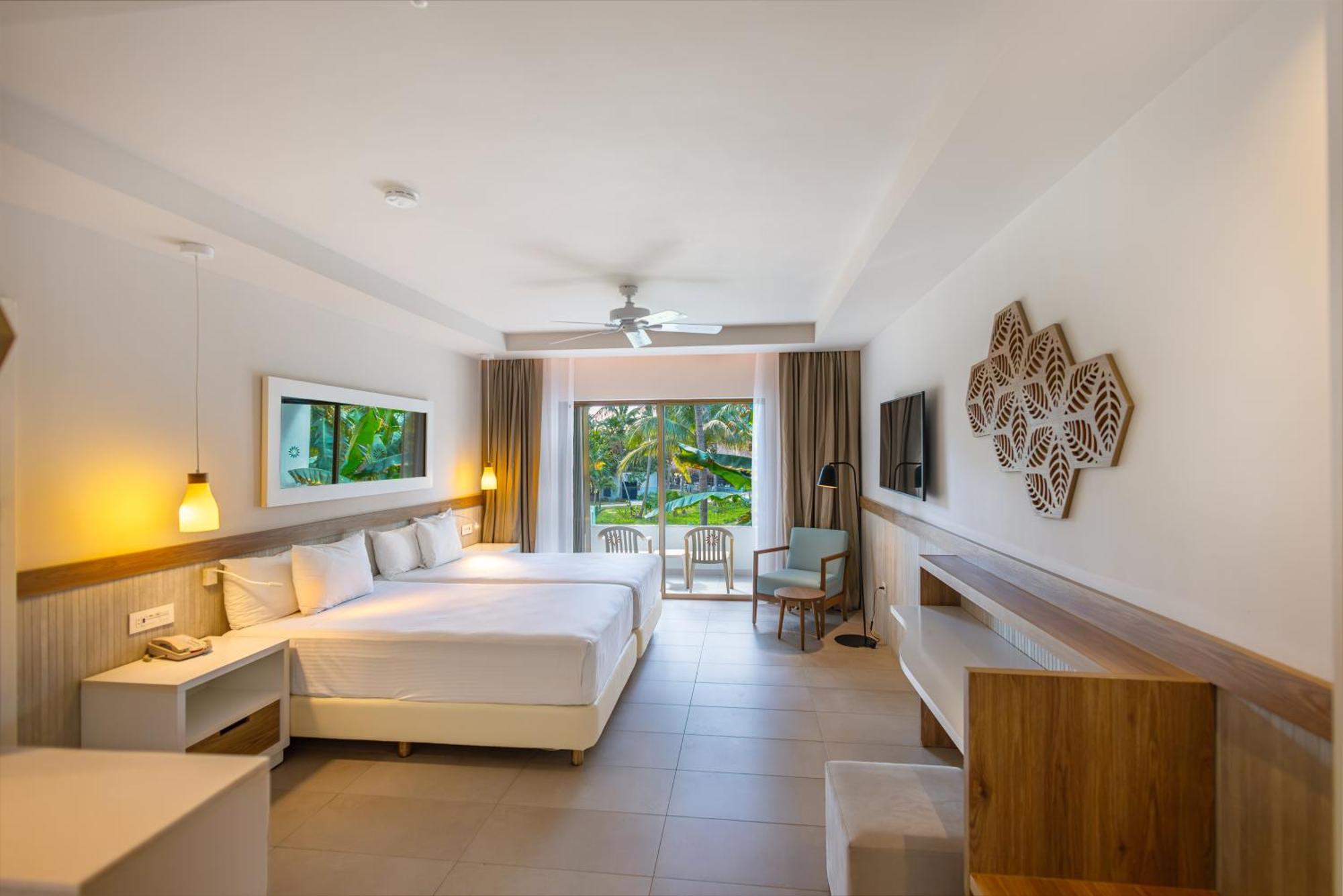 2 Double Beds Deluxe Junior Suite SGL